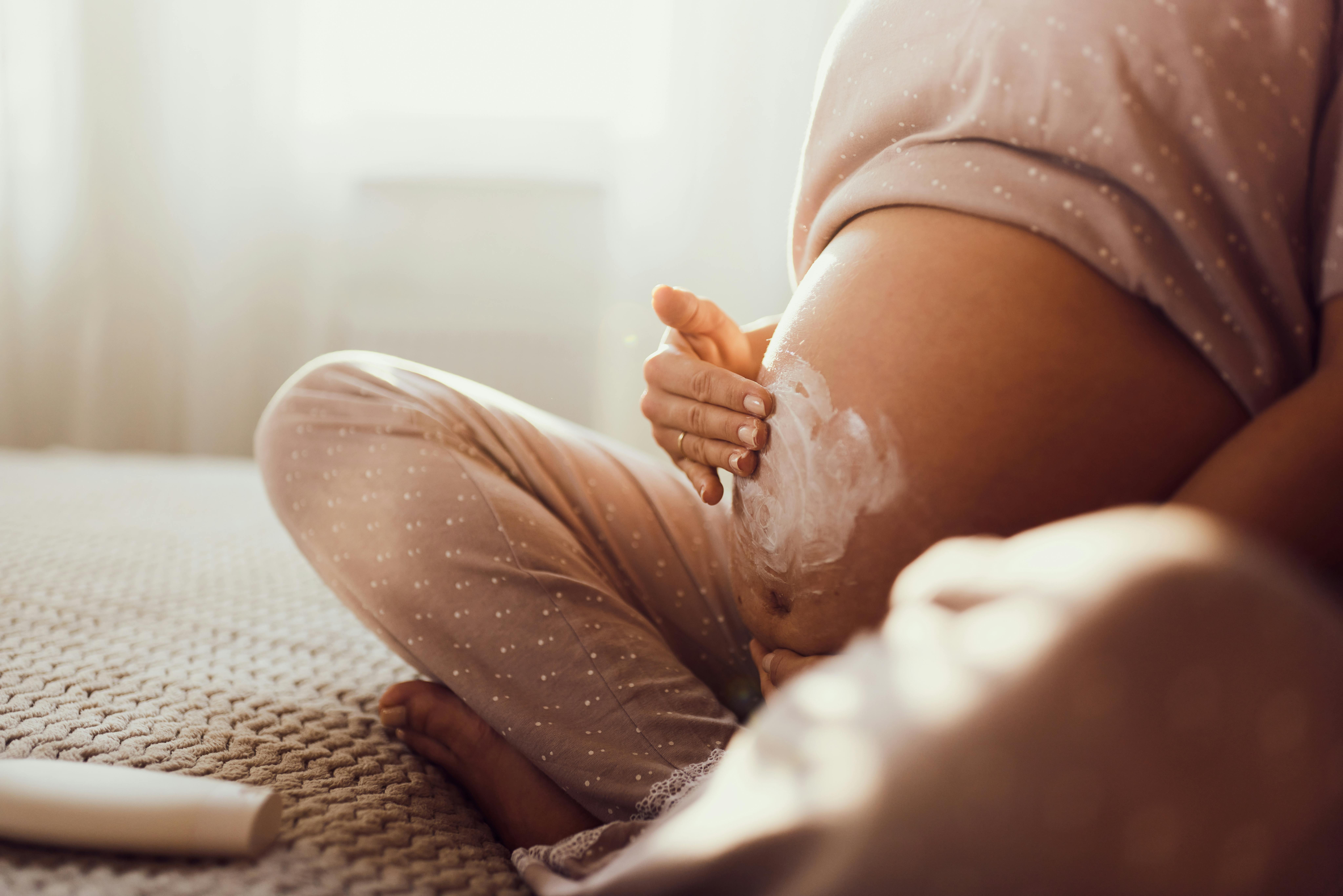 En god fugtighedscreme kan hjælpe dig, hvis din mave begynder at klø som gravid i uge 19. Kvinde, som er gravid i uge 19, smører sin mave ind med creme