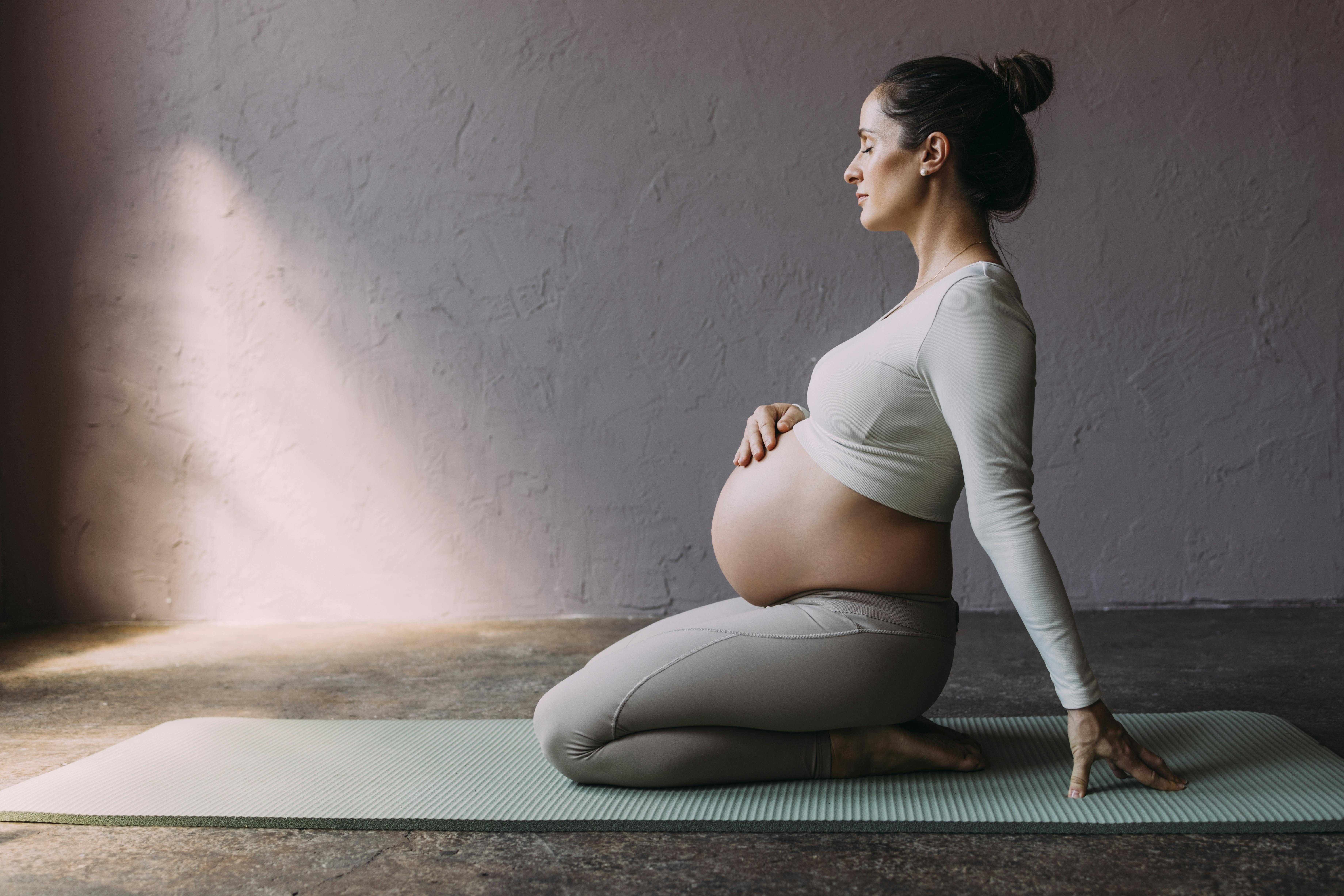 Hvad sker der i din krop, når du er gravid i uge 30? Kvinde, som er gravid i uge 30, laver graviditetsyoga