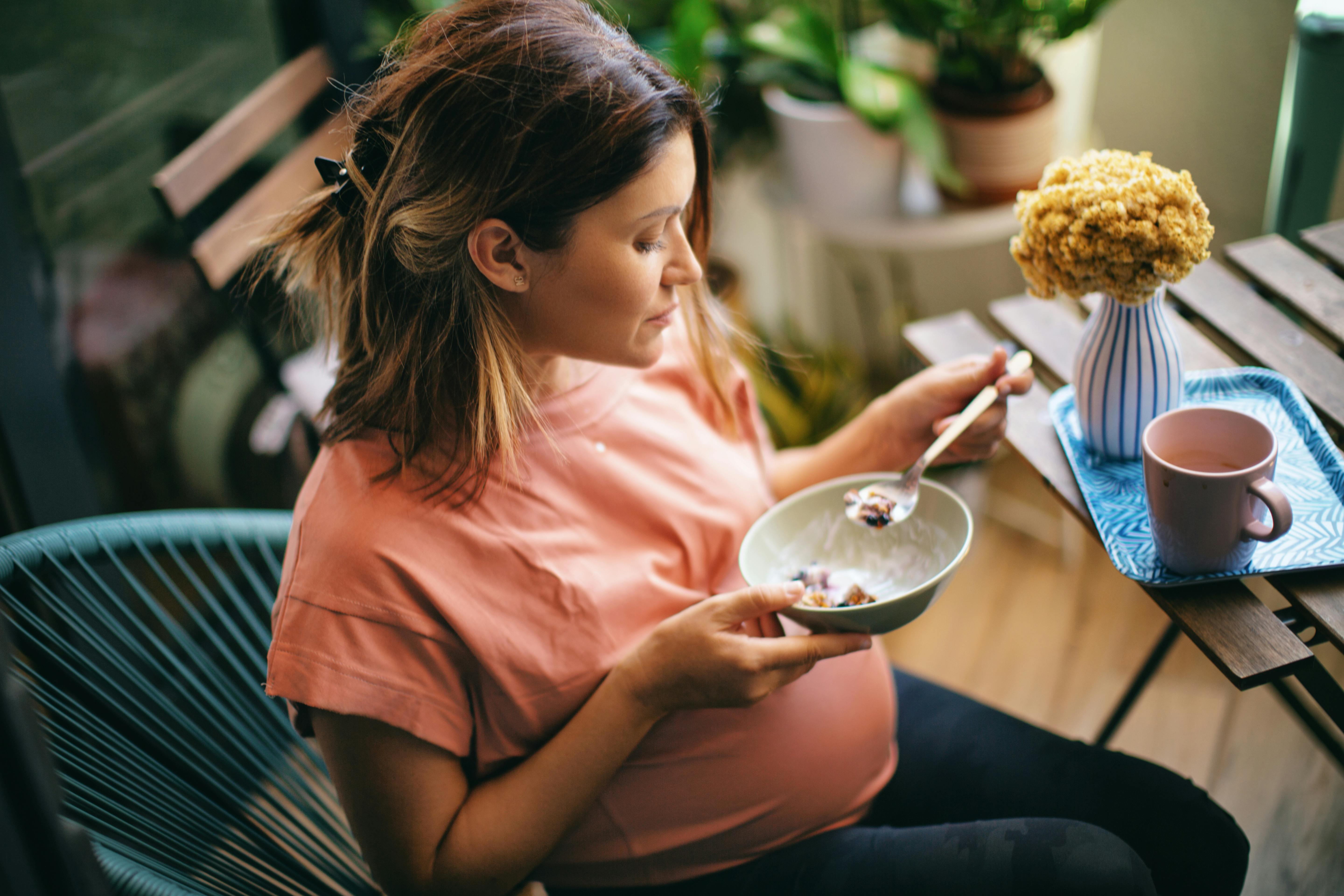 Du er mor om under to måneder, når du er gravid i uge 32. Kvinde, som er gravid i uge 32, spiser morgenmad