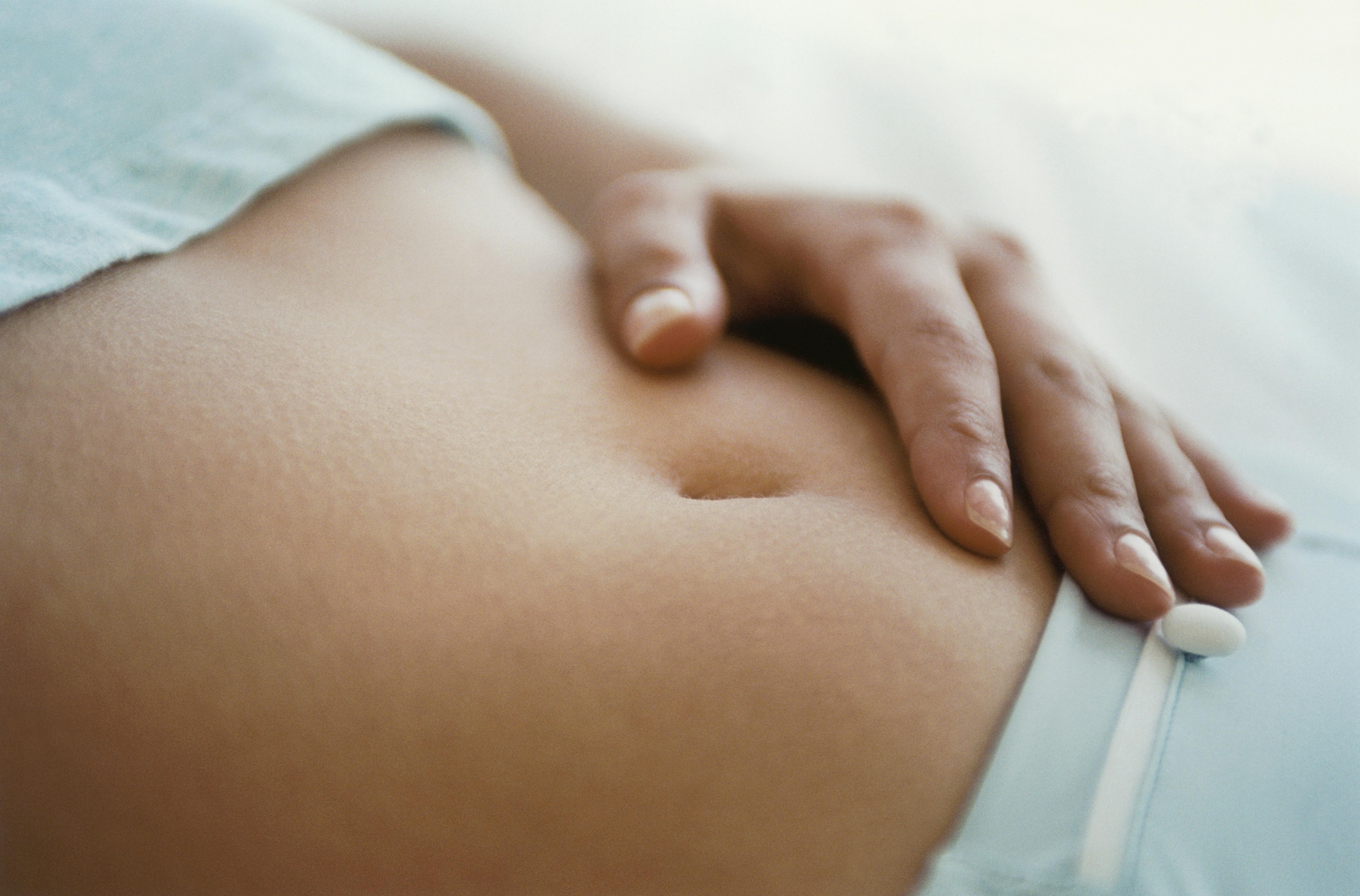 Der går stadig lidt tid, før du mærker liv, når du er gravid i uge 12. Hånd på mave, der er gravid i uge 12