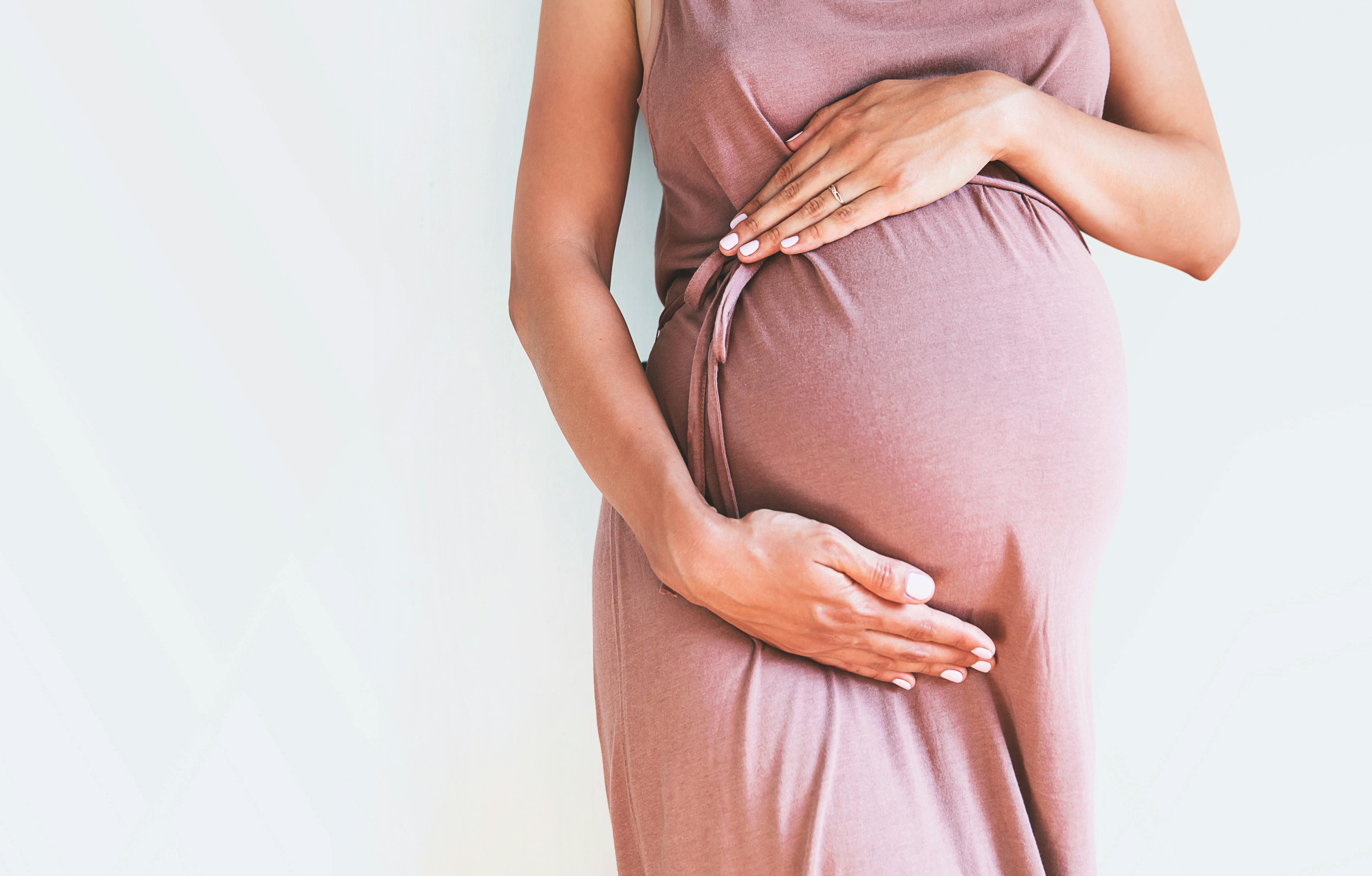 Der er mange fordele ved at stifte familie i 30'erne. Smuk gravid kvinde med stor mave