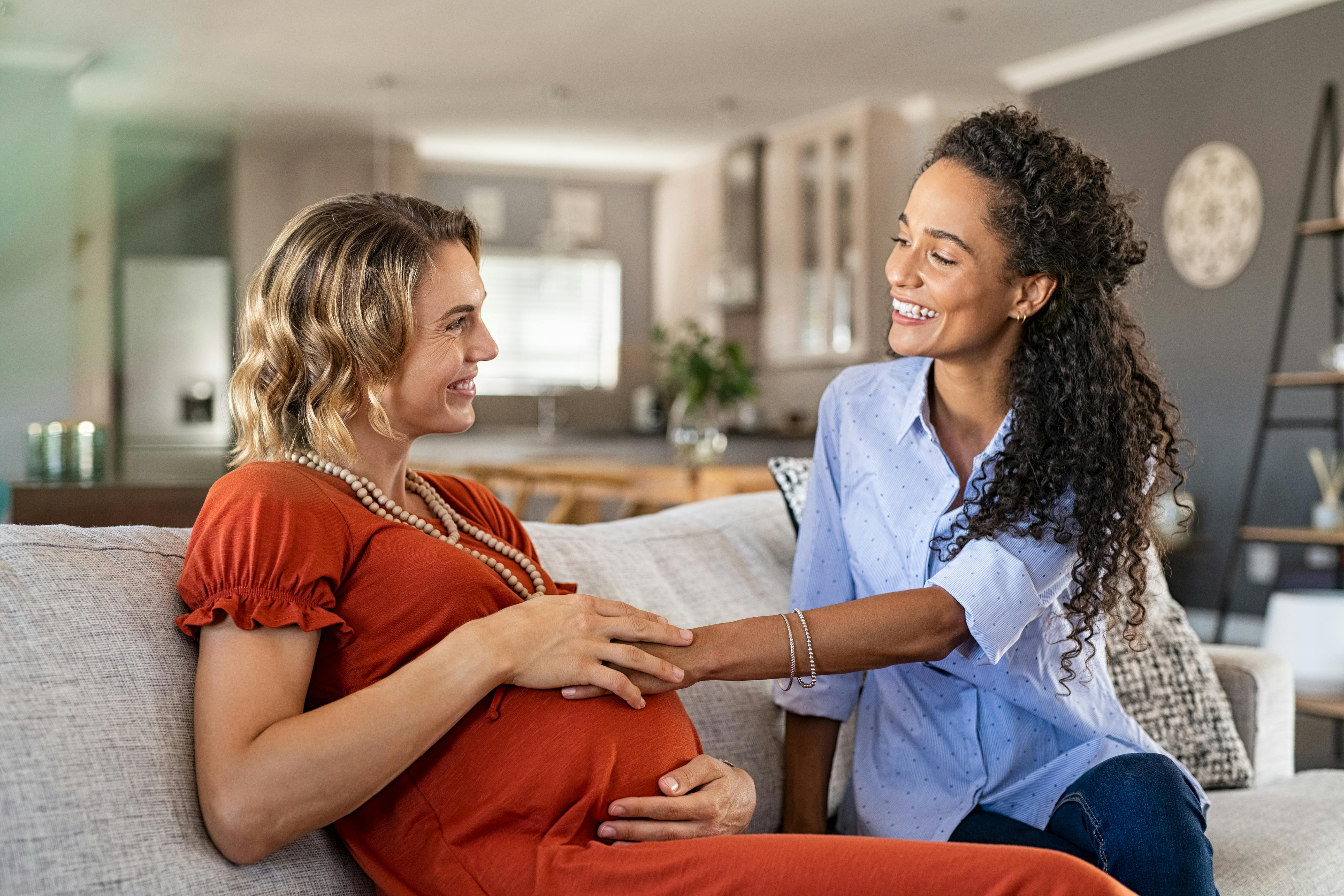 Et råd kan være givet i bedste mening, men det er helt okay ikke at følge det. Gravid kvinde og veninde