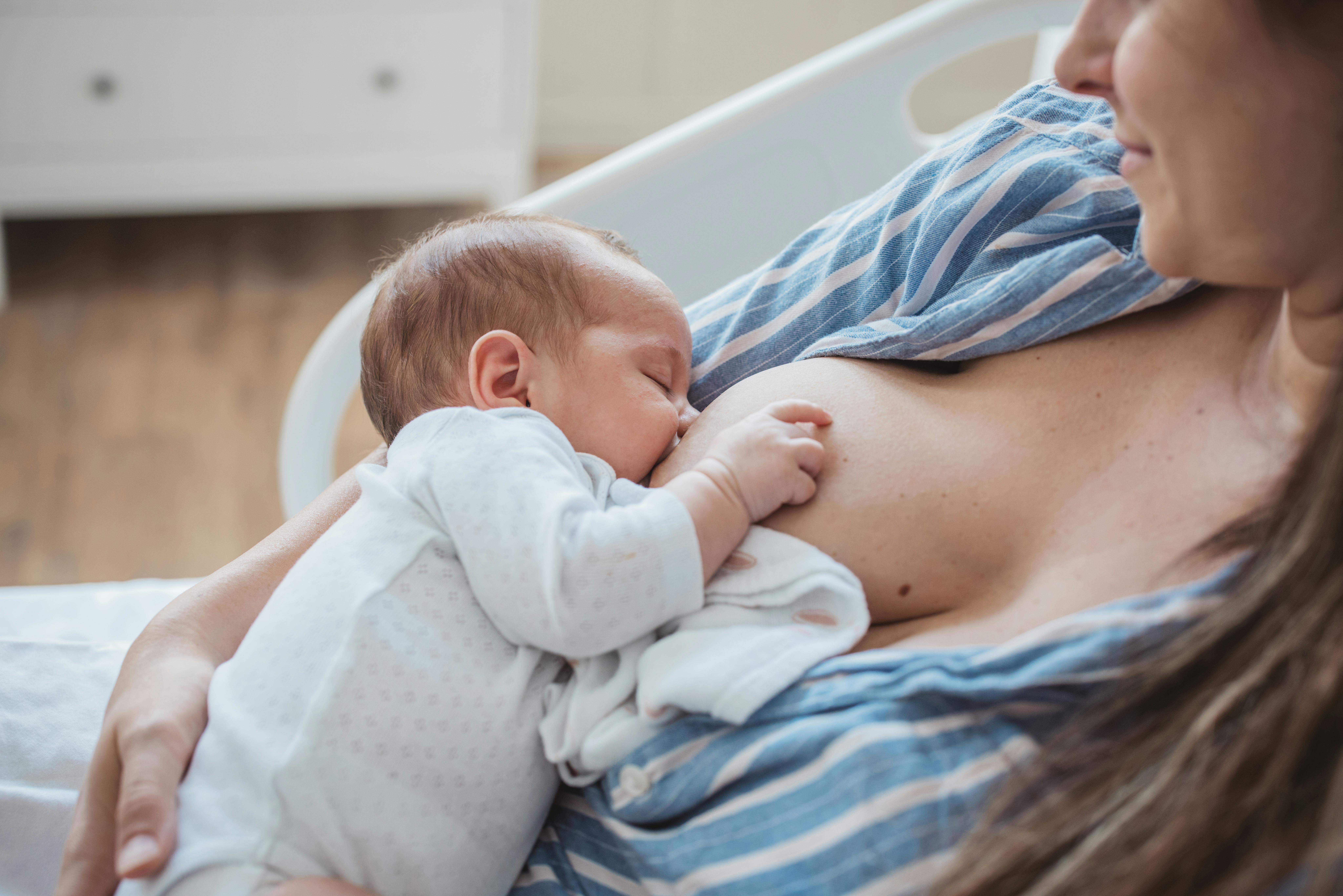 I Danmark anbefales det, at graviditeter afsluttes senest i uge 42. Kvinde, som har været gravid i uge 42, ligger i hopsitalseng med sit nyfødte barn