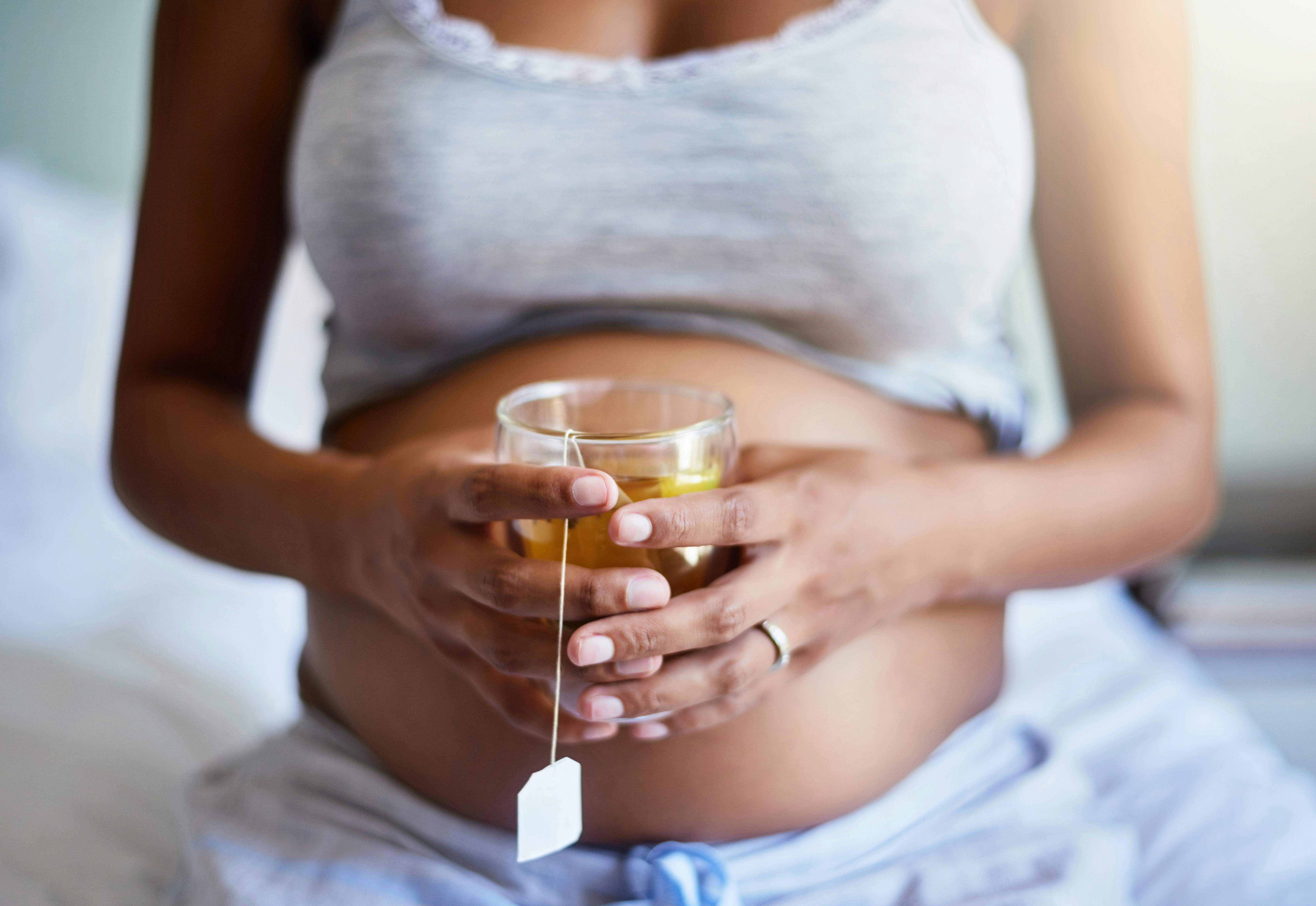 I uge 21 af graviditeten er det normalt at føle sig lidt småsyg. Kvinde, som er gravid i uge 21, drikker te