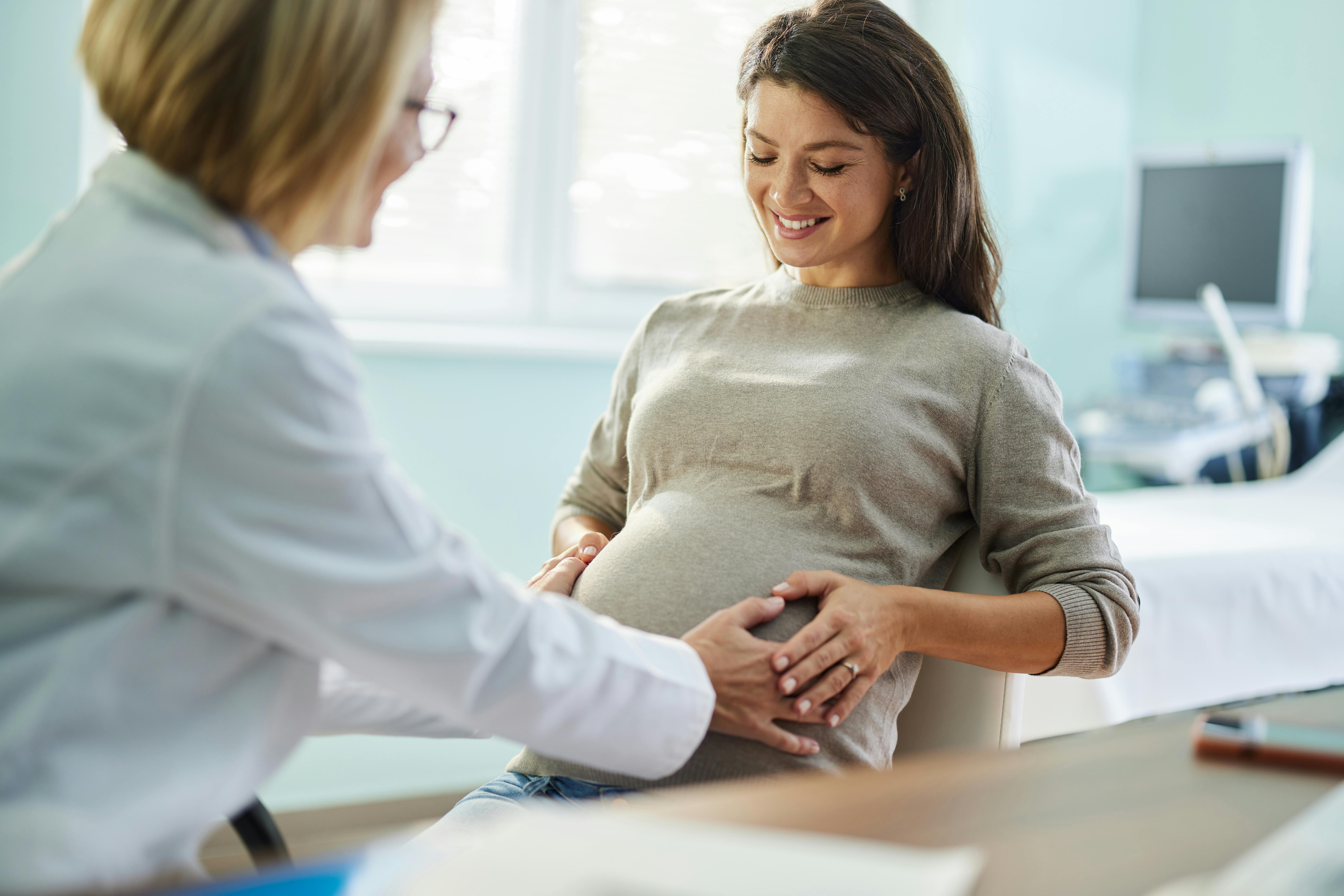 Bekymrer du dig meget, nu hvor du er gravid i uge 28? Så tal med din læge eller jordemoder. Kvinde, som er gravid i uge 28, sidder hos lægen