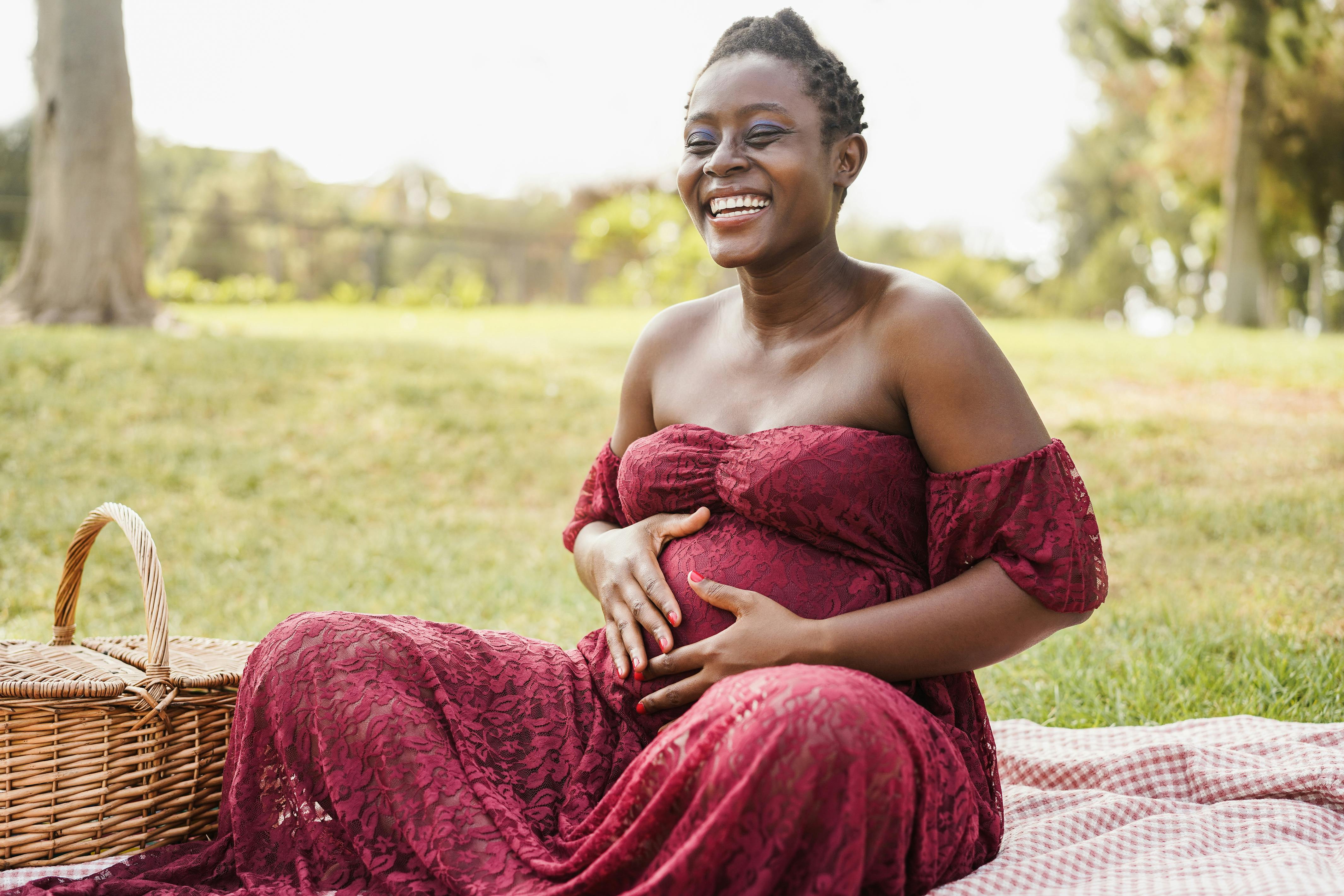 Hvad sker der egentlig med din krop, når du er gravid i uge 38? Kvinde, som er gravid i uge 39, er til picnic