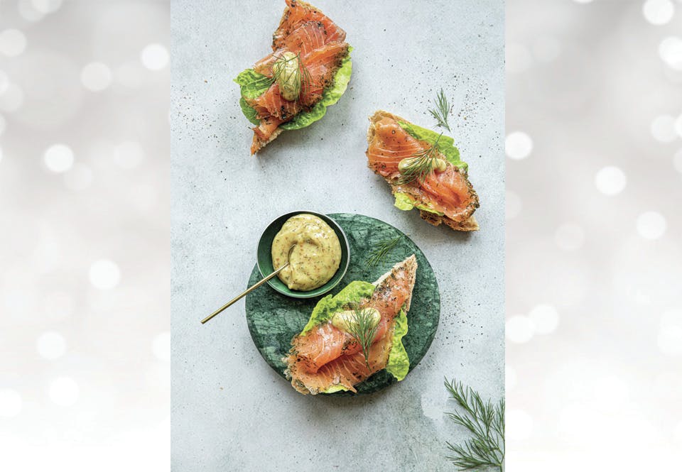 Gravlaks med sennepssaus oppskrift surdeigsbrød