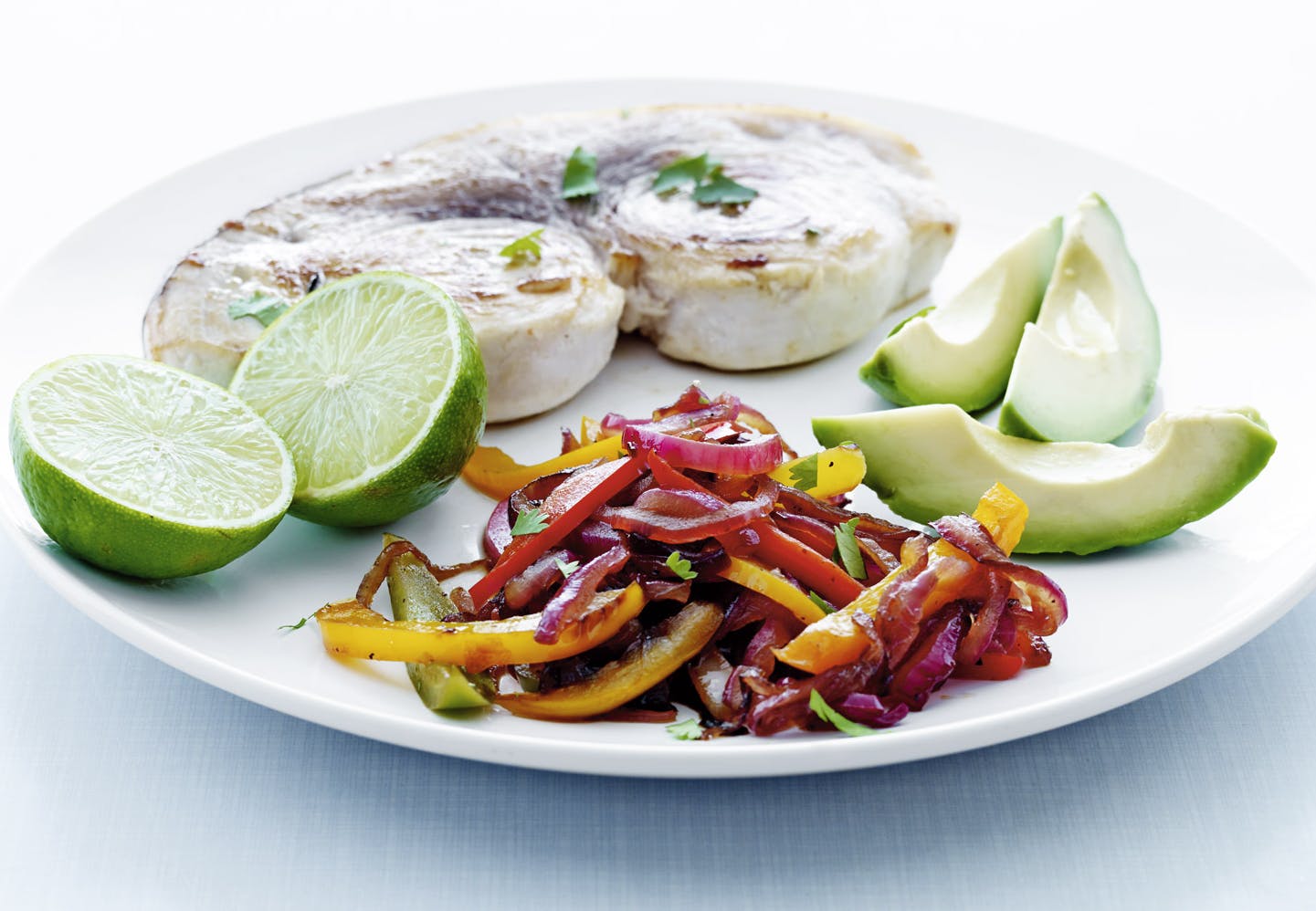 Tallerken med grillet sværdfisk, avocado, lime og peberfrugtrelish