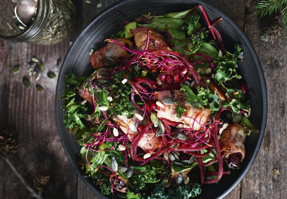 Smuk salat med både gris og grønkål. Grønkålssalat