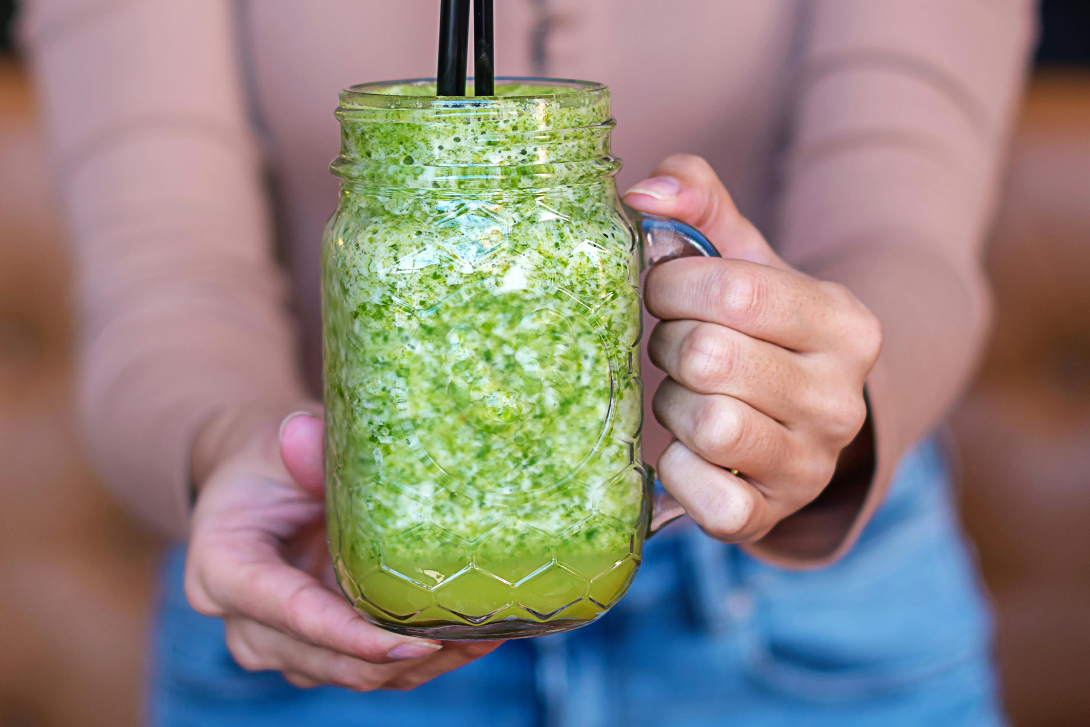 Grønkål kan være sygt lækkert i en salat eller i en smoothie! Grønkål i en smoothie