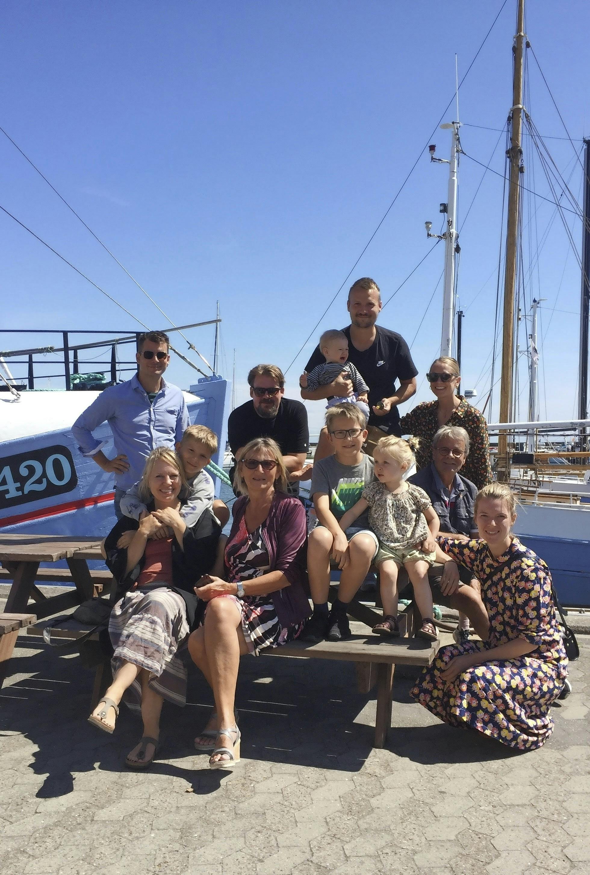 Jonna mellem børn, svigerbørn og børnebørn. Sikke en flot flok det kan give at være 70+. Jonna med sin familie