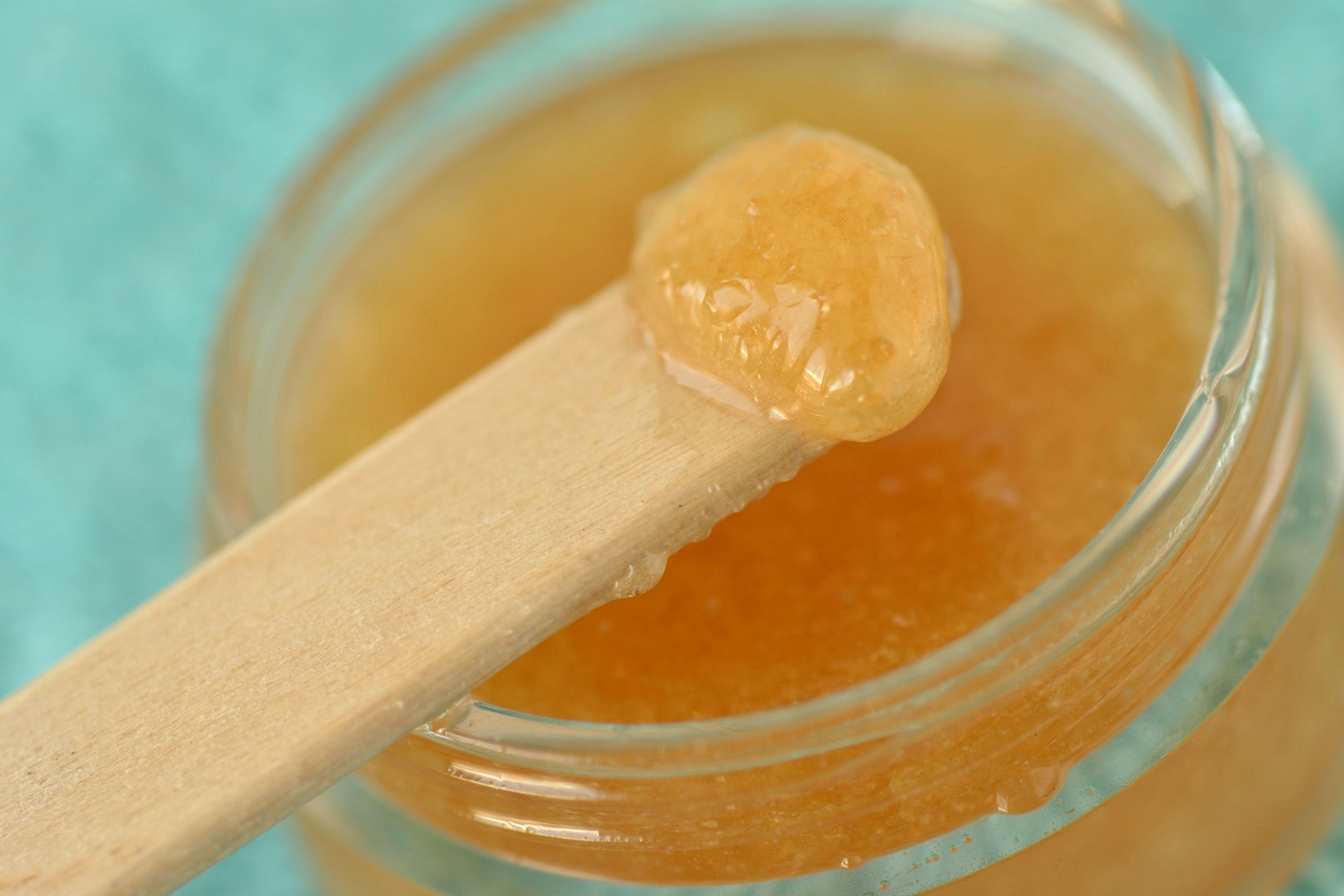 Lad din hjemmelavede bodyscrub stå på badeværelset. Hjemmelavet bodyscrub med sukker