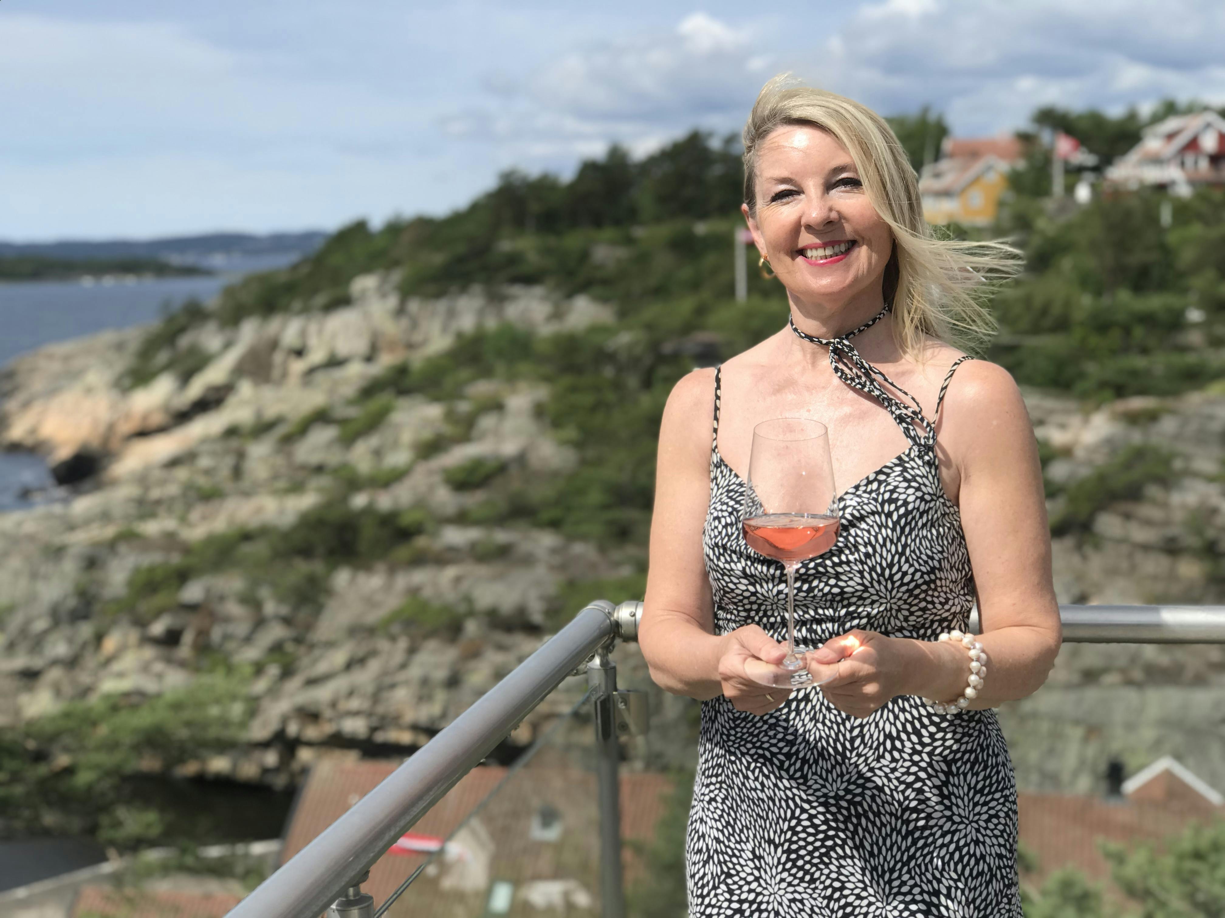Gunnhild Bjørnsti smaker på en god gastro-rosévin