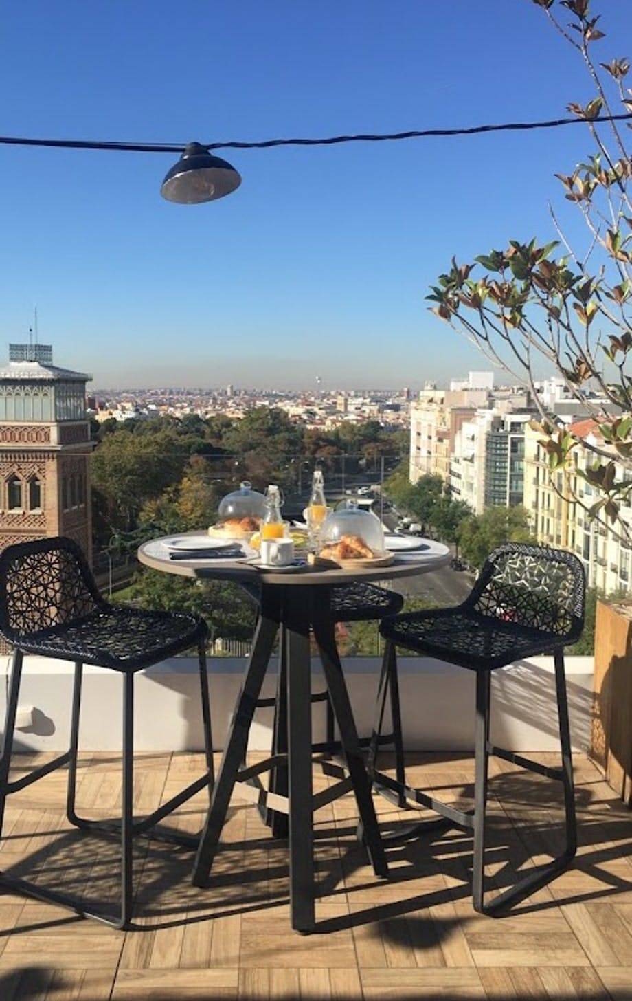 Her bor du bra – Me Plaza Santa Ana har flott beliggenhet i sentrum og ved Plaza Santa Ana, som er en typisk møteplass fullt av restauranter og barer med uteservering. H10 Puerta De Alcalá ligger flott til i Barrio Salamanca og like ved Retiroparken. Bless Madrid er når man skal unne seg litt ekstra luksus og bo midt i typiske Madrid. Her finnes en fantastisk takterrasse og nattklubb i kjelleren, med partybowling. Vi ender ofte opp her hvis vi er ute med venninner.
