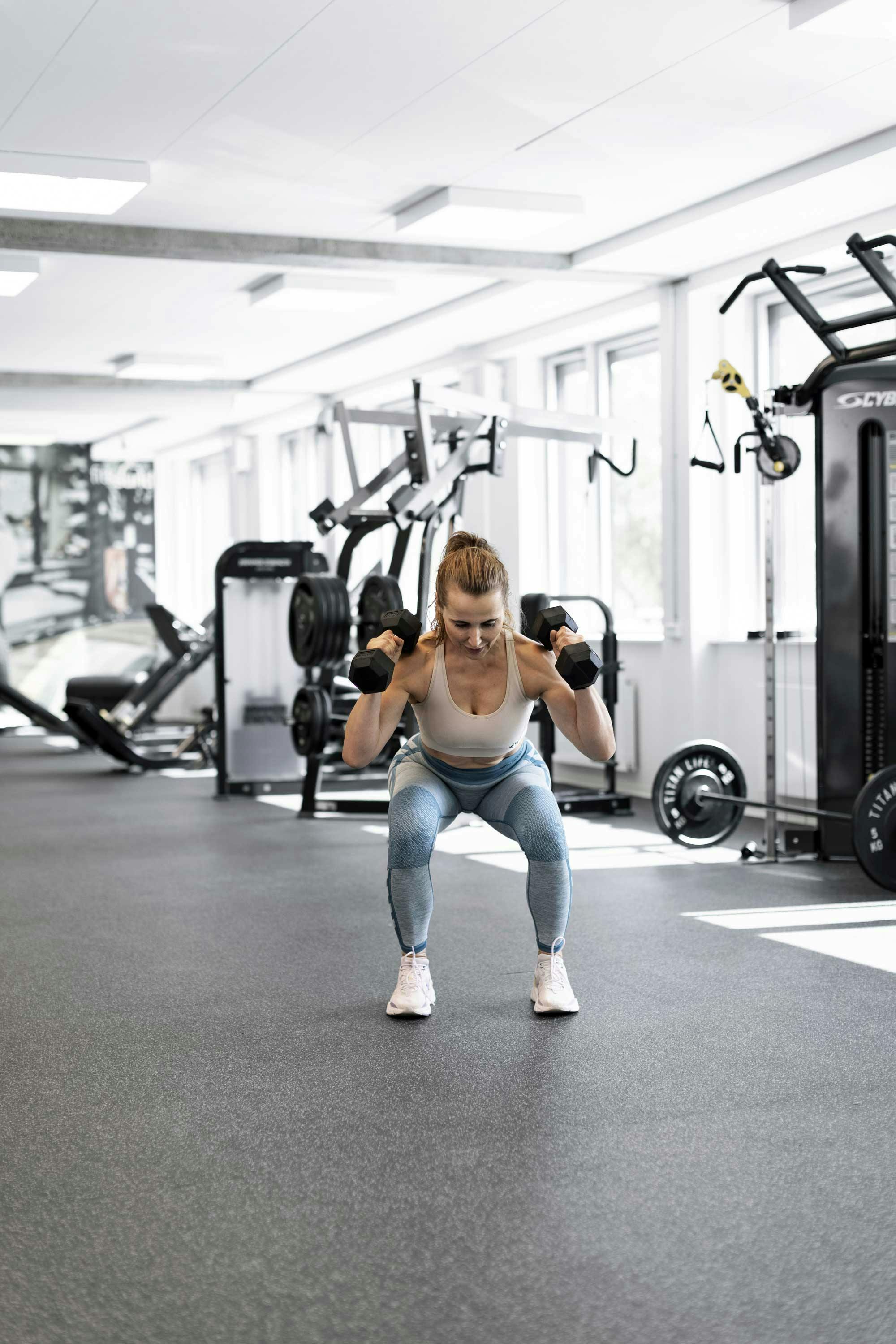 Thrusters Kvinne tar thrusters