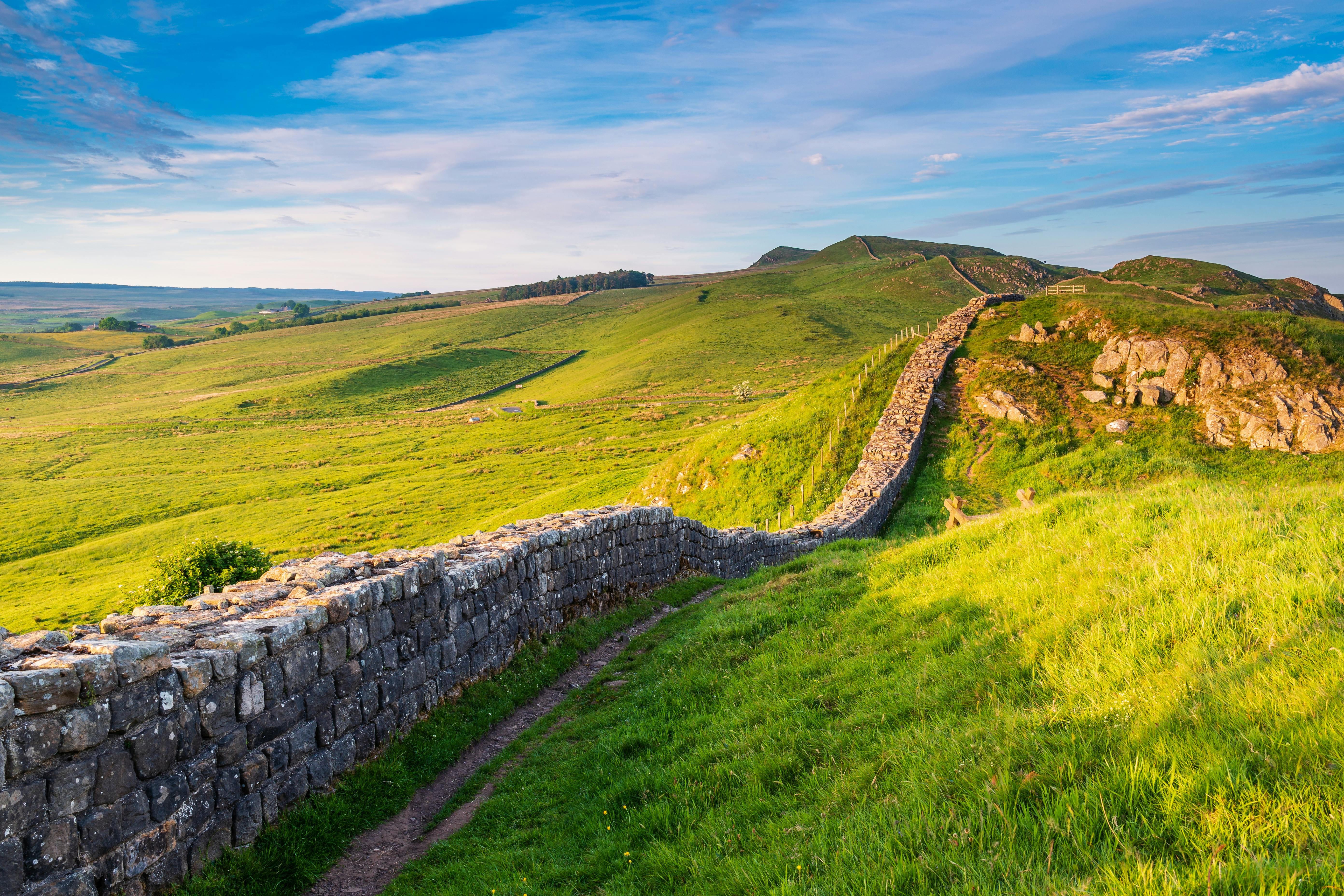 Hadrians mur er et af Storbritanniens ældste landemærker. Den er 134 kilometer lang. Hadrians mur i England