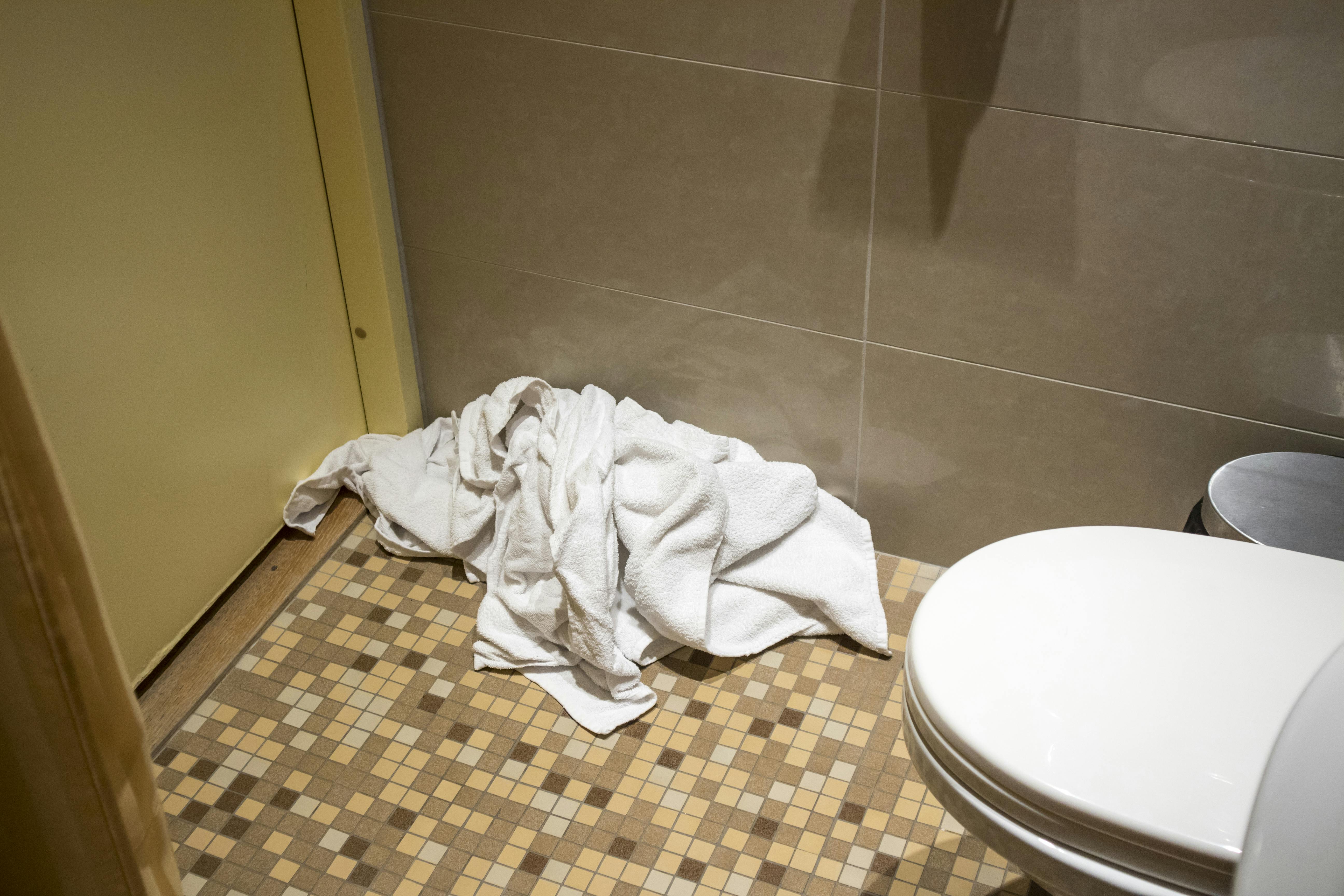 Åh, det var koldt at ligge her. Og ikke sådan helt vildt værdigt. Håndklæder på badeværelsegulv