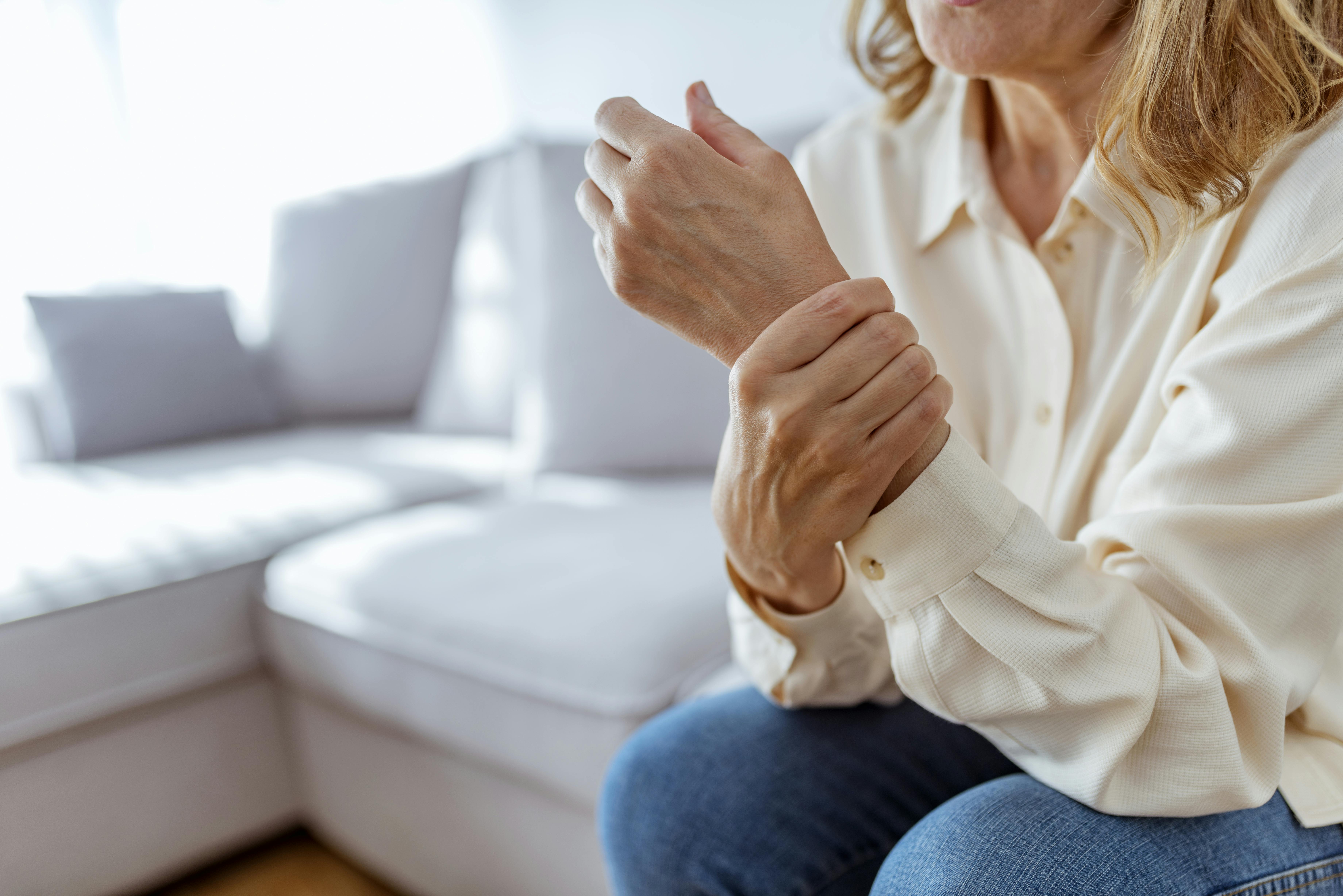 Hvis du har ledsmerter, er det altid en god idé at vende det med din læge. Moden kvinde holder på sit håndled, fordi det gør ondt