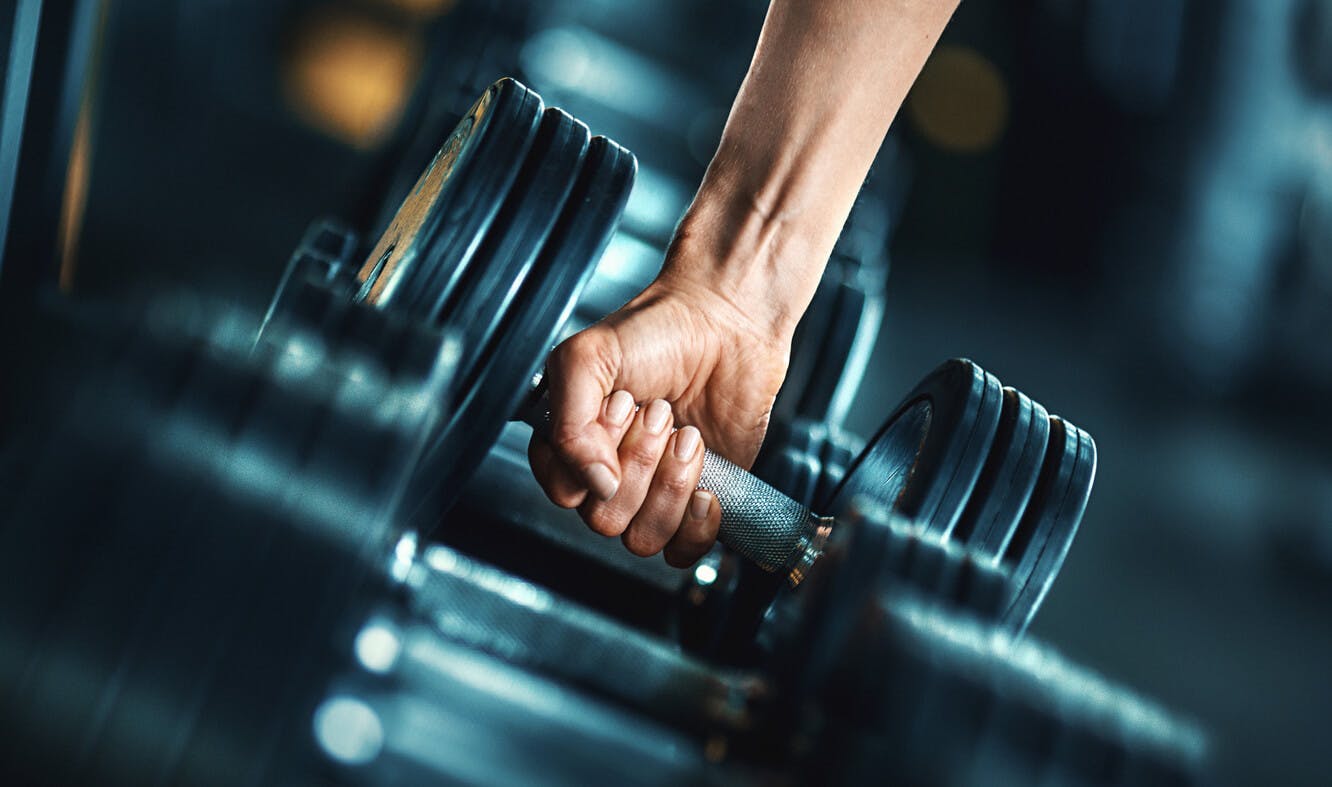 Hold fokus på din styrketrening i den timen den varer. hantel for styrketrening