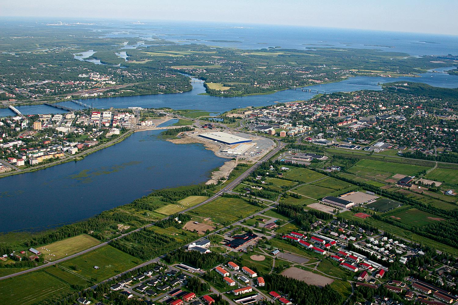 Flygbild över Haparanda och Torneå/Tornio tagen 2006.