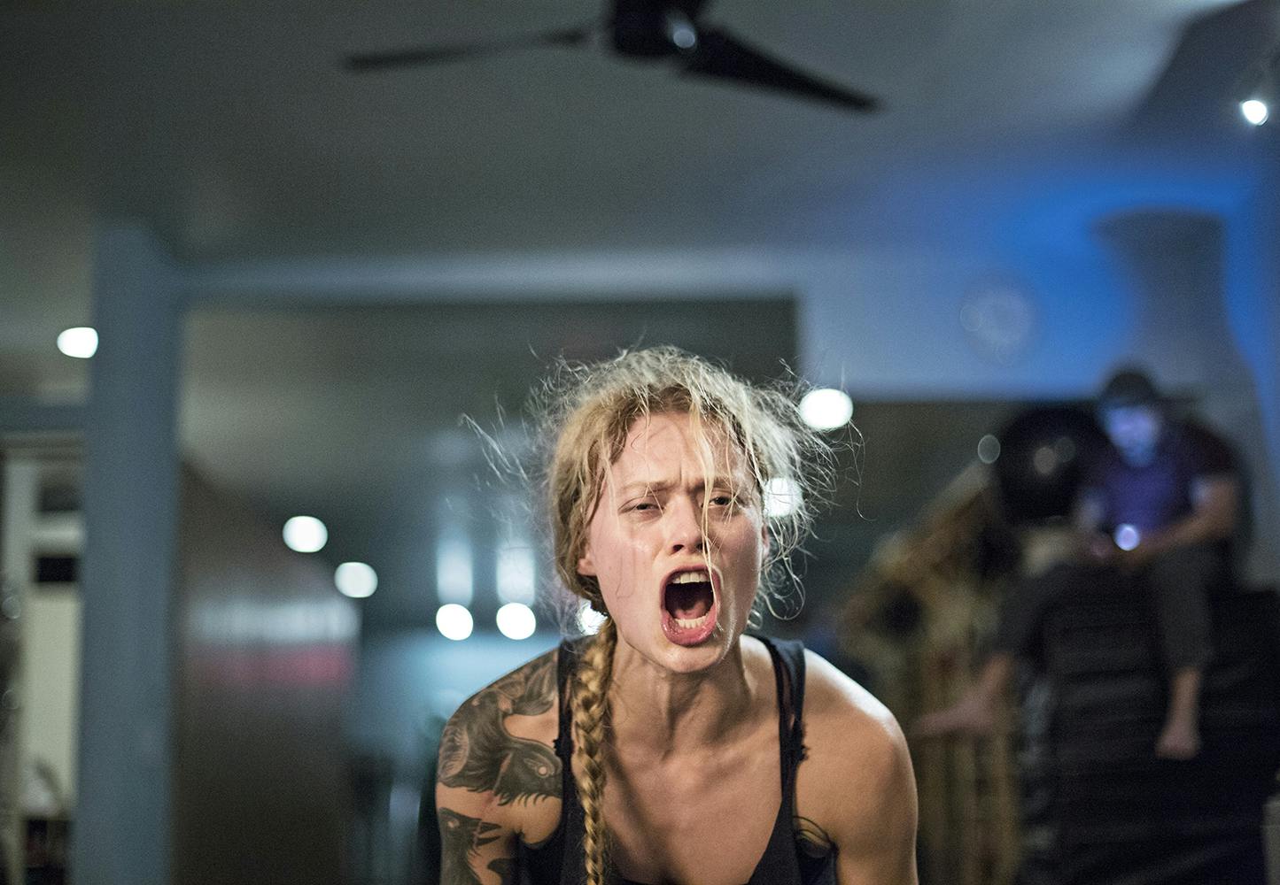 Kvinde dyrker heavy metal-yoga