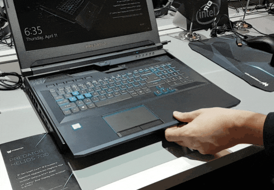 Tastaturet trækkes ud på Acer Helios 700
