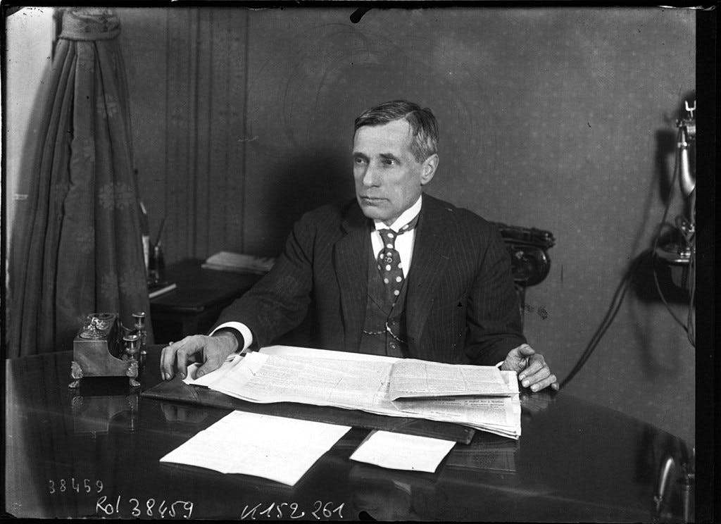 Grundlægger af Tour de France, Henri Desgrange. Sort/hvidt billede af franskmand siddende ved sit skrivebord