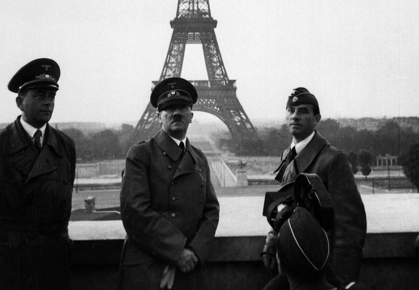 Adolf Hitler framför Eiffeltornet i Paris sedan Tyskland invaderat Frankrike 1940.