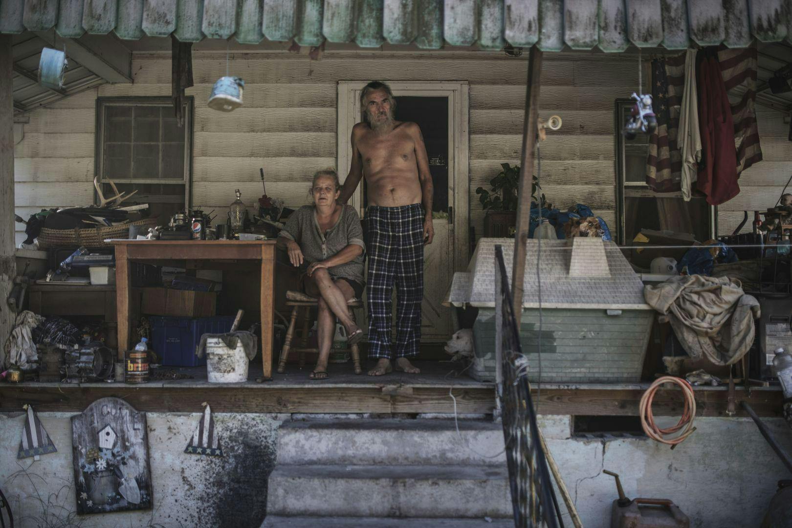 CONTEMPORARY ISSUES World Press Photo: yhdysvalatainen pariskunta vaatimattoman kotinsa edessä.