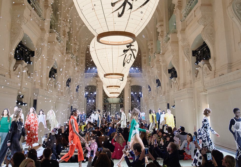 Se motevisningen til H&M Studio live
