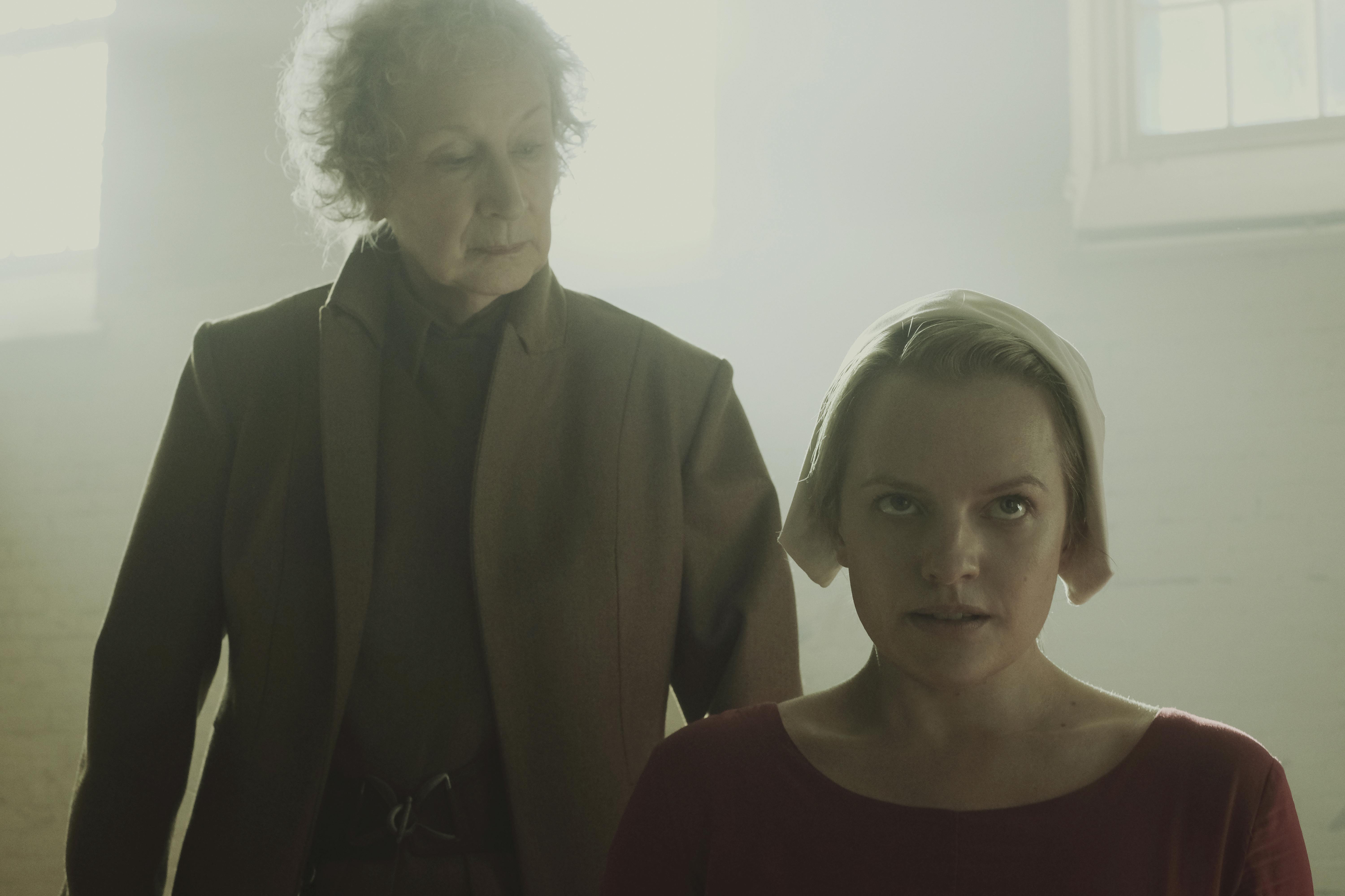 Her ses forfatter Margaret Atwood i den første episoden af The Handmaid's Tale Margaret Atwood i The Handmaid's Tale