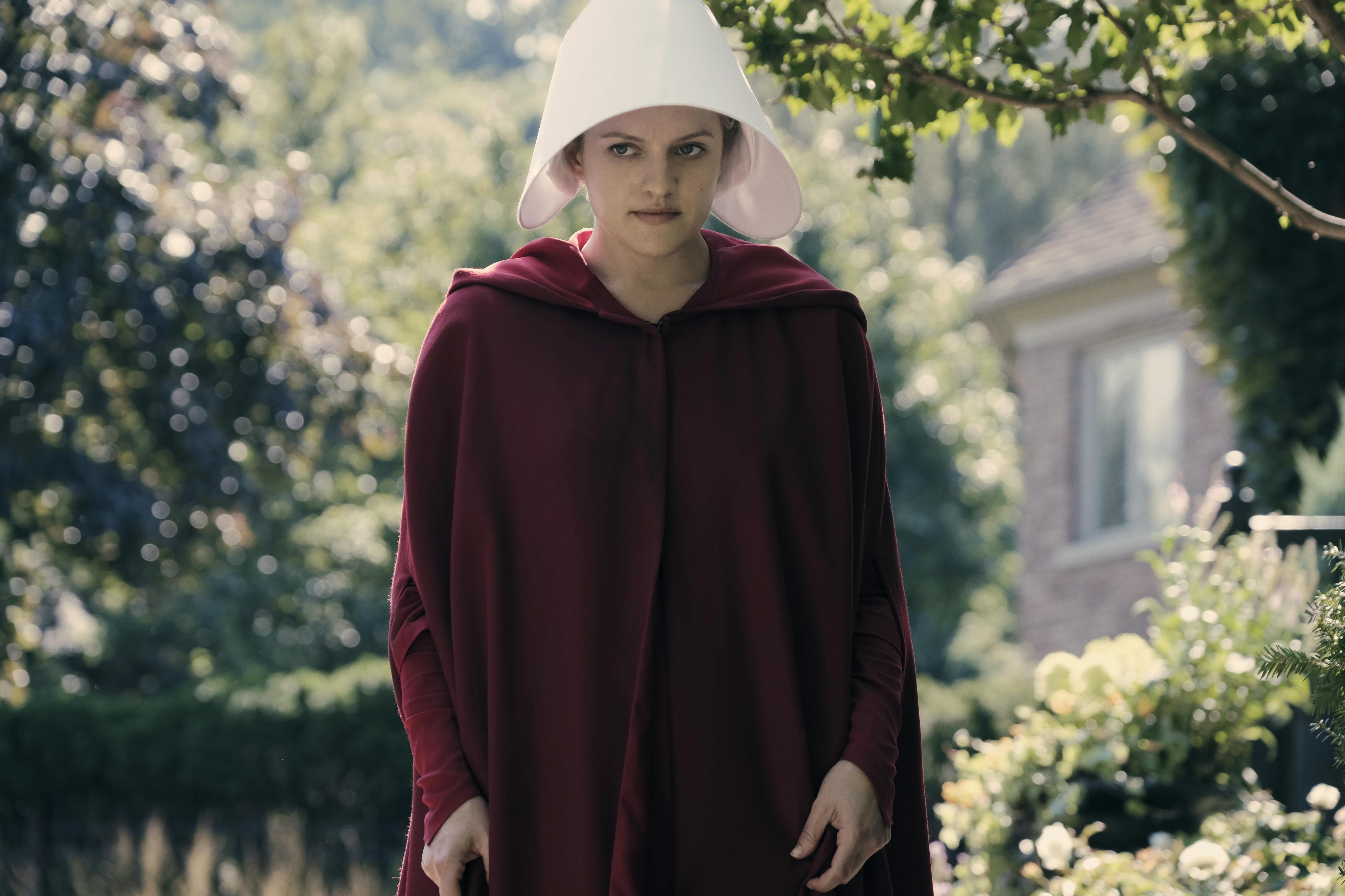 De røde kjolene fra serien er tydeligvis ikke de verste å filme i. Offred i The Handmaid's Tale