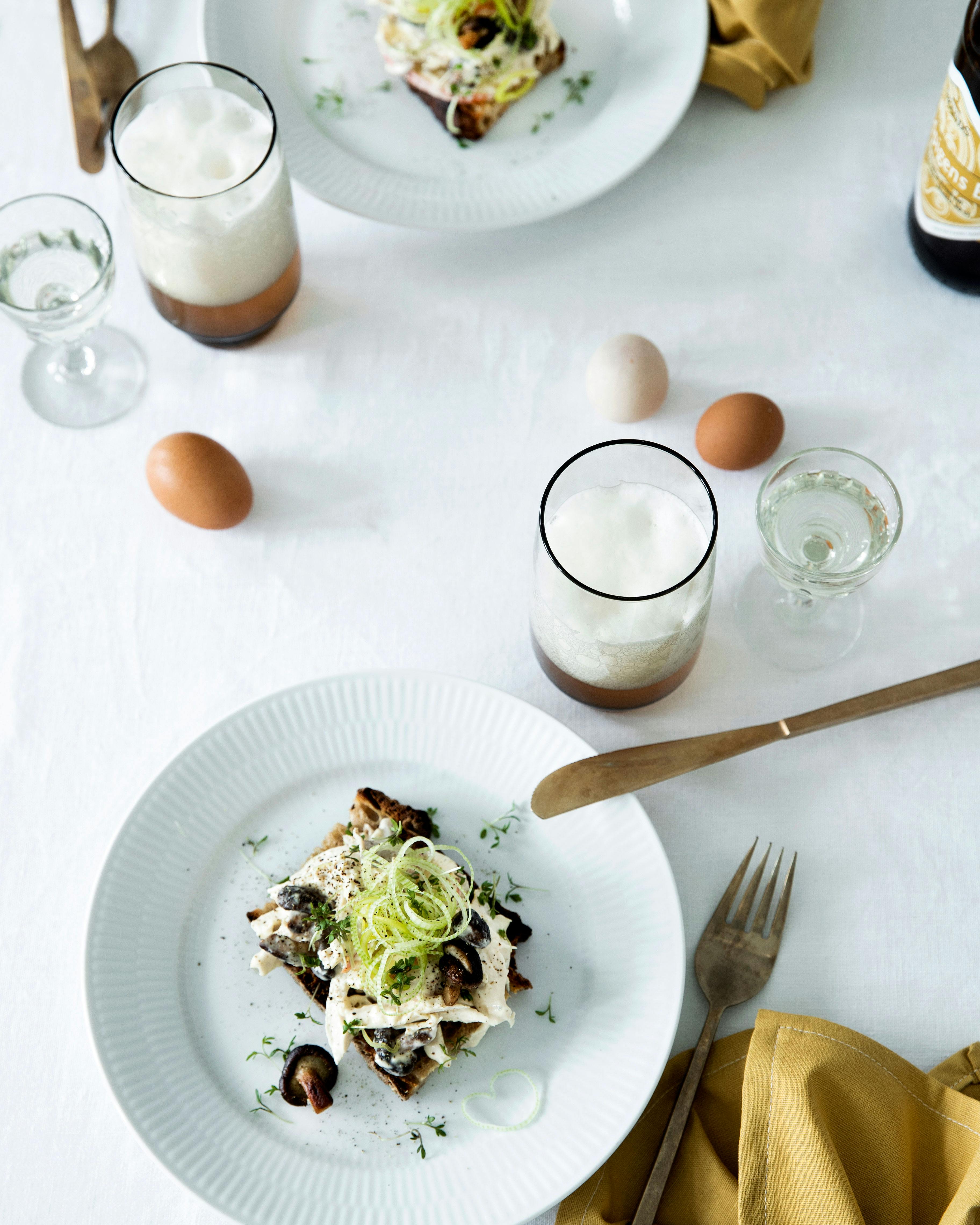 Borden van Royal Copenhagen, vintage bestek van Honning og Flora, glazen van Kirppu. Witte borden kippensalade brunch lunch bier