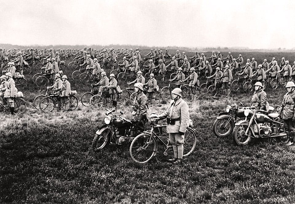 Den tyska invasionen av Nederländerna i maj 1940. Nederländska soldater med cyklar.