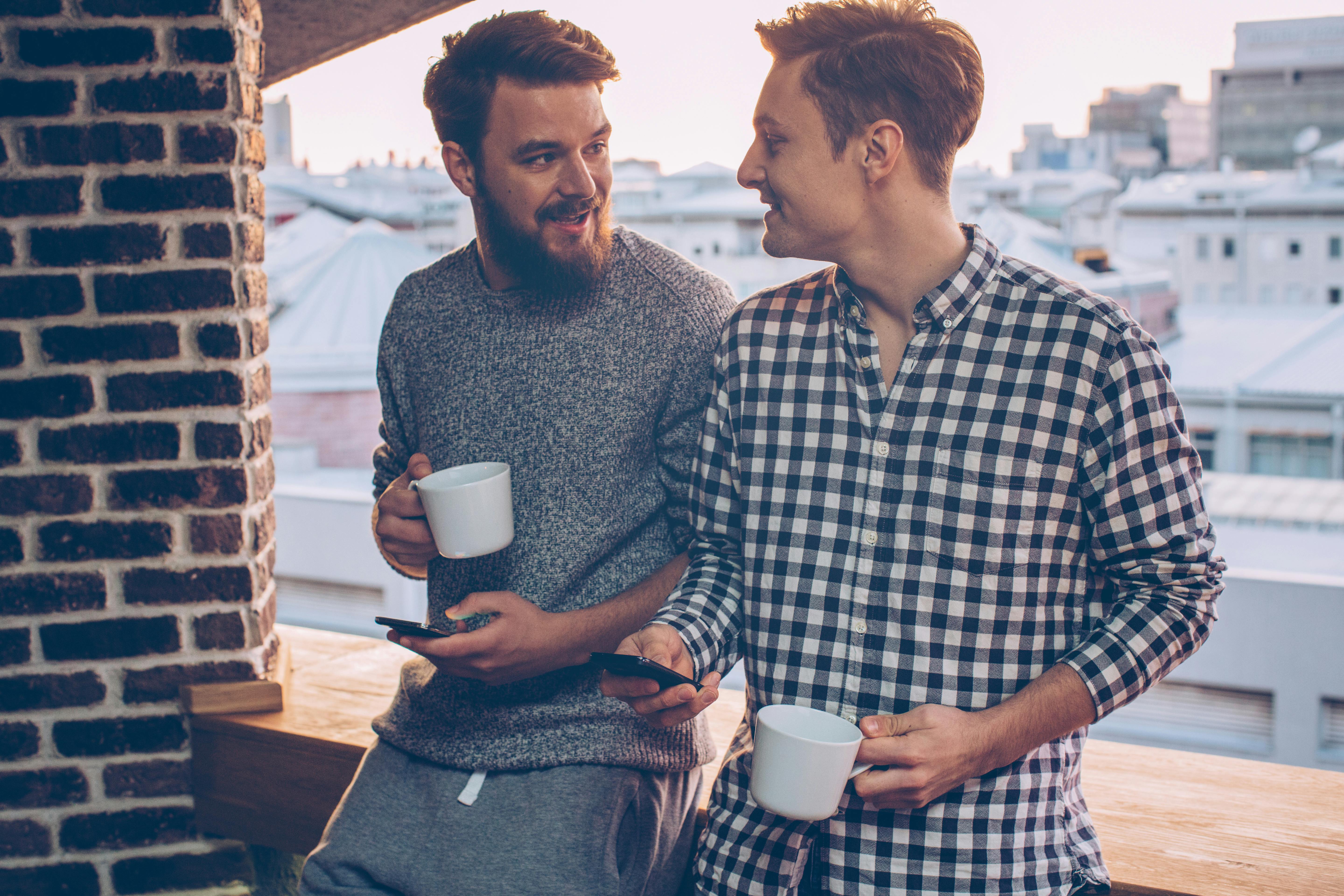 At være homoseksuel betyder, at du tænder på det samme køn som dit eget. Homoseksuel mand og sin kæreste der drikker kaffe
