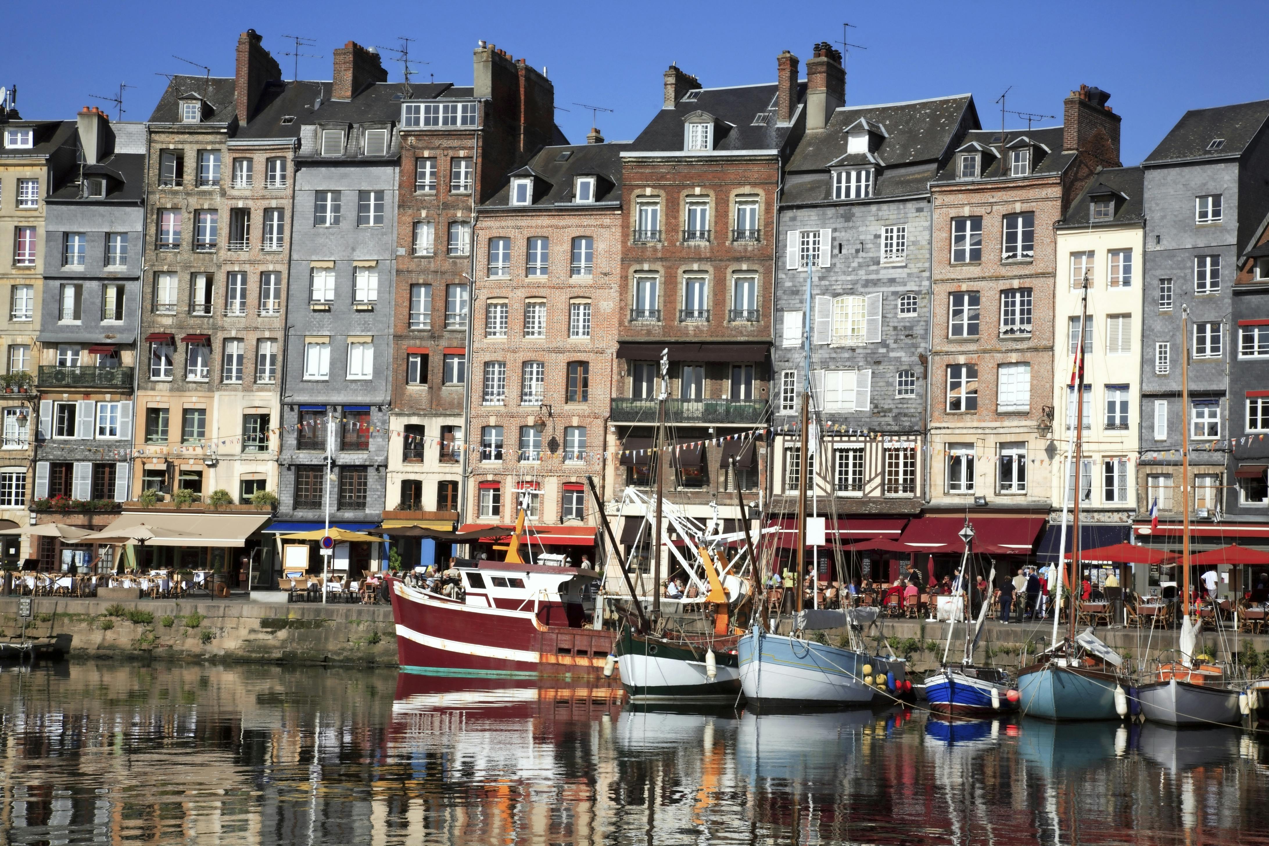 De kulørte huse i havnen i Honfleur er på Unescos Verdensarvsliste. Havnebillede til rejseguide til Normandiet