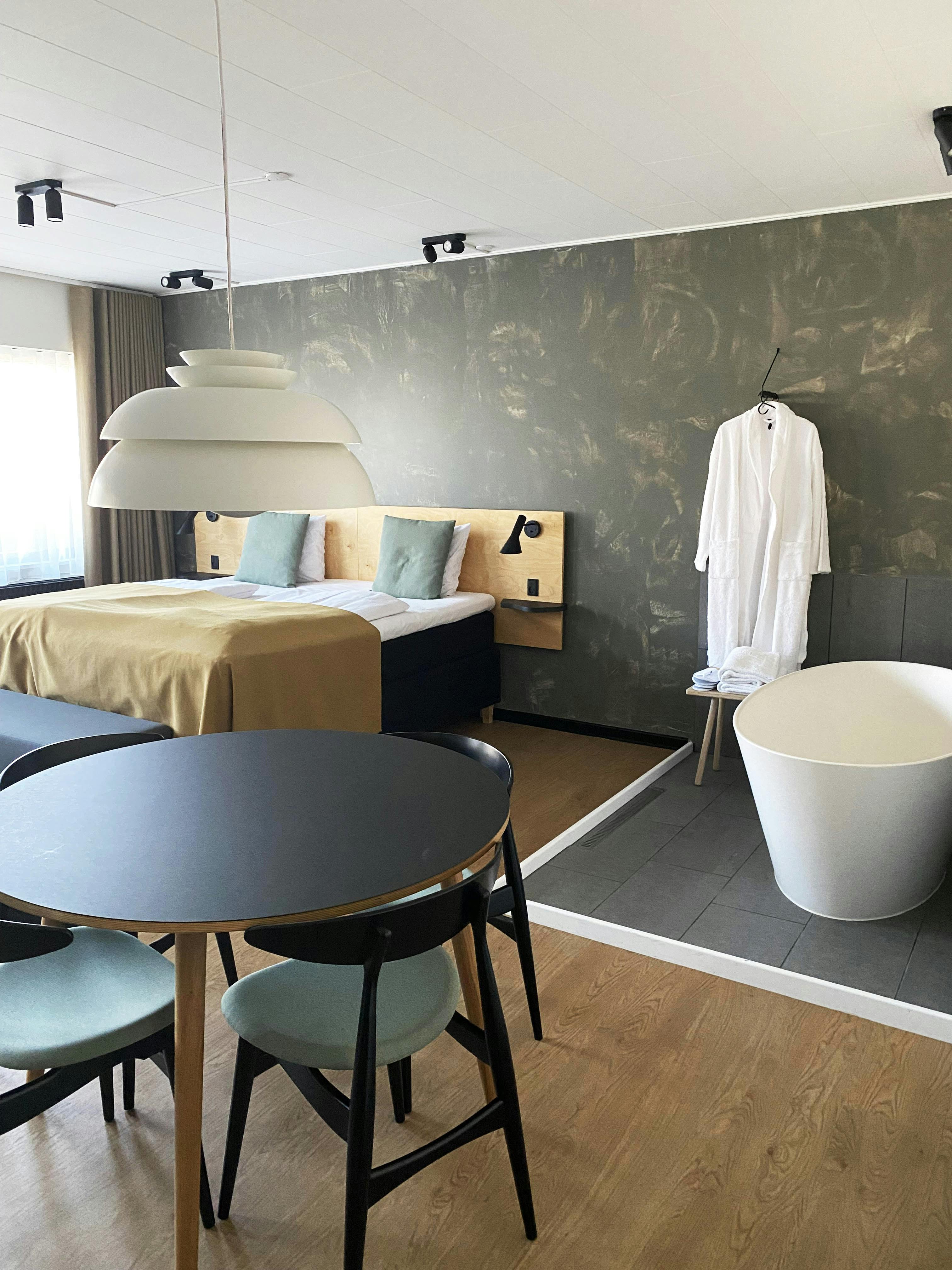Dette værelse er Junior Suiten, som er hotellets største værelser. Junior suite Hotel Fjordgaarden