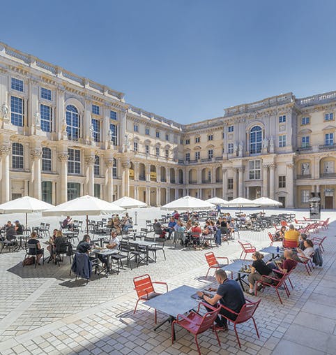 På gårdspladsen ved Humboldt Forum i Berlin sidder du bogstaveligt talt midt i Tysklands historie. Humboldt Forum i Berlin