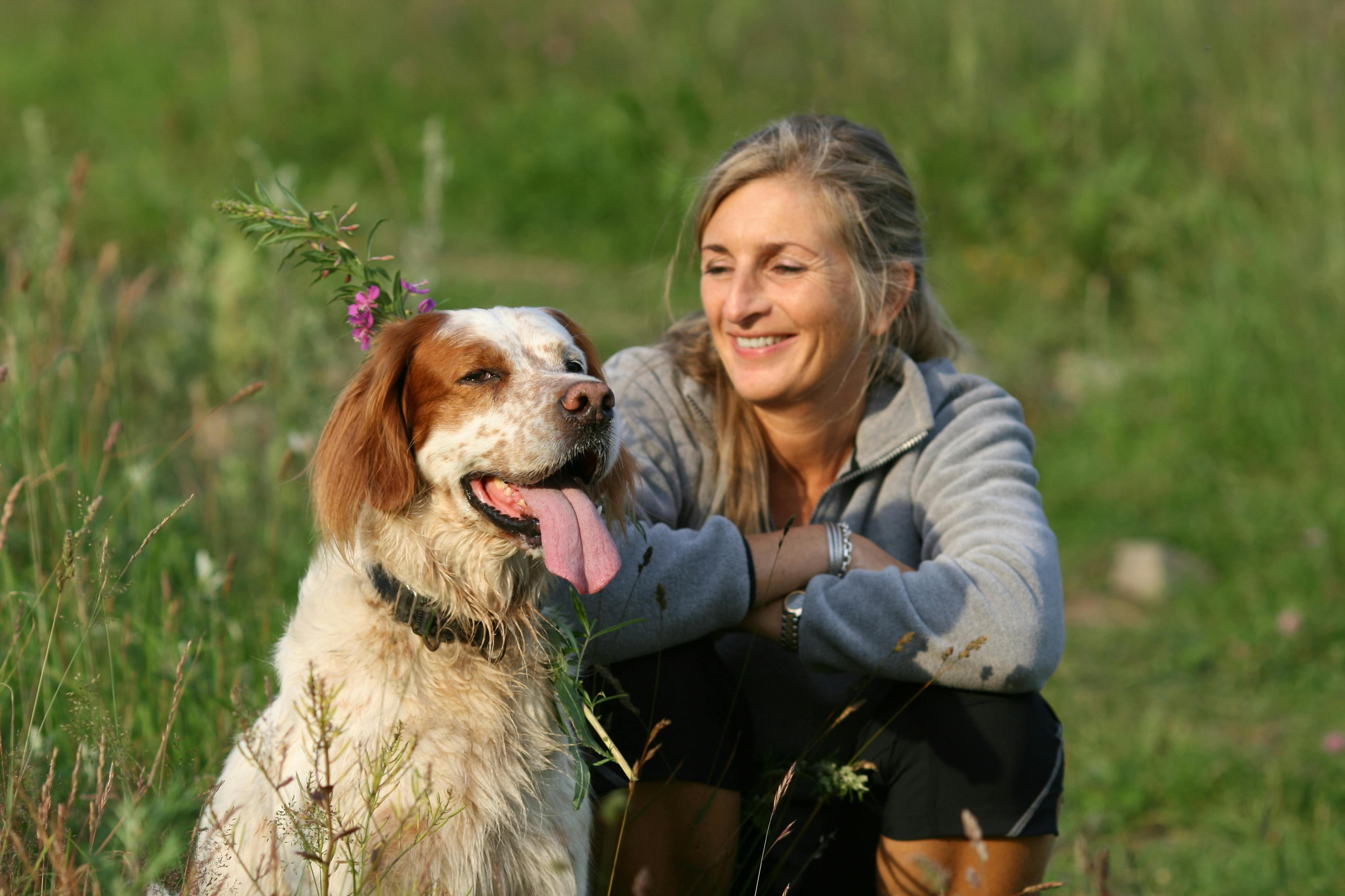 Det er et tegn på intelligens, hvis du snakker med dine dyr – og med ting. Moden kvinde med sin hund udenfor