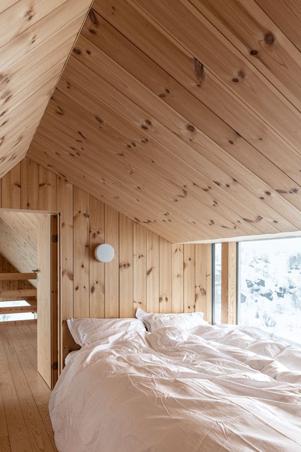 Het plafond is laag en daarom de bedden ook. Het geeft een intieme sfeer aan de slaapkamer. Het plafond is laag en daarom de bedden ook. Het geeft een intieme sfeer aan de slaapkamer.
