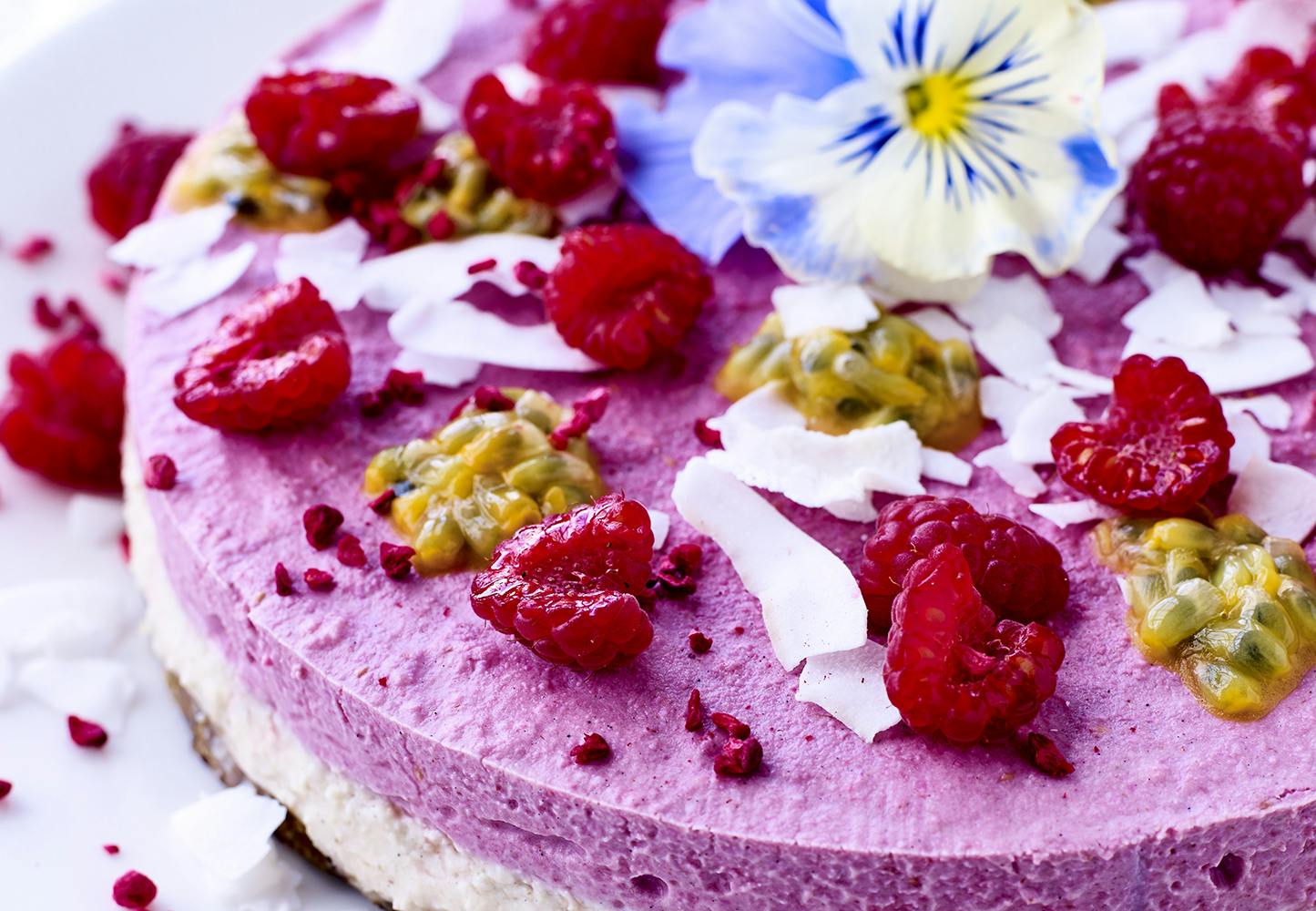 Lagkake pyntet med blomster og bær