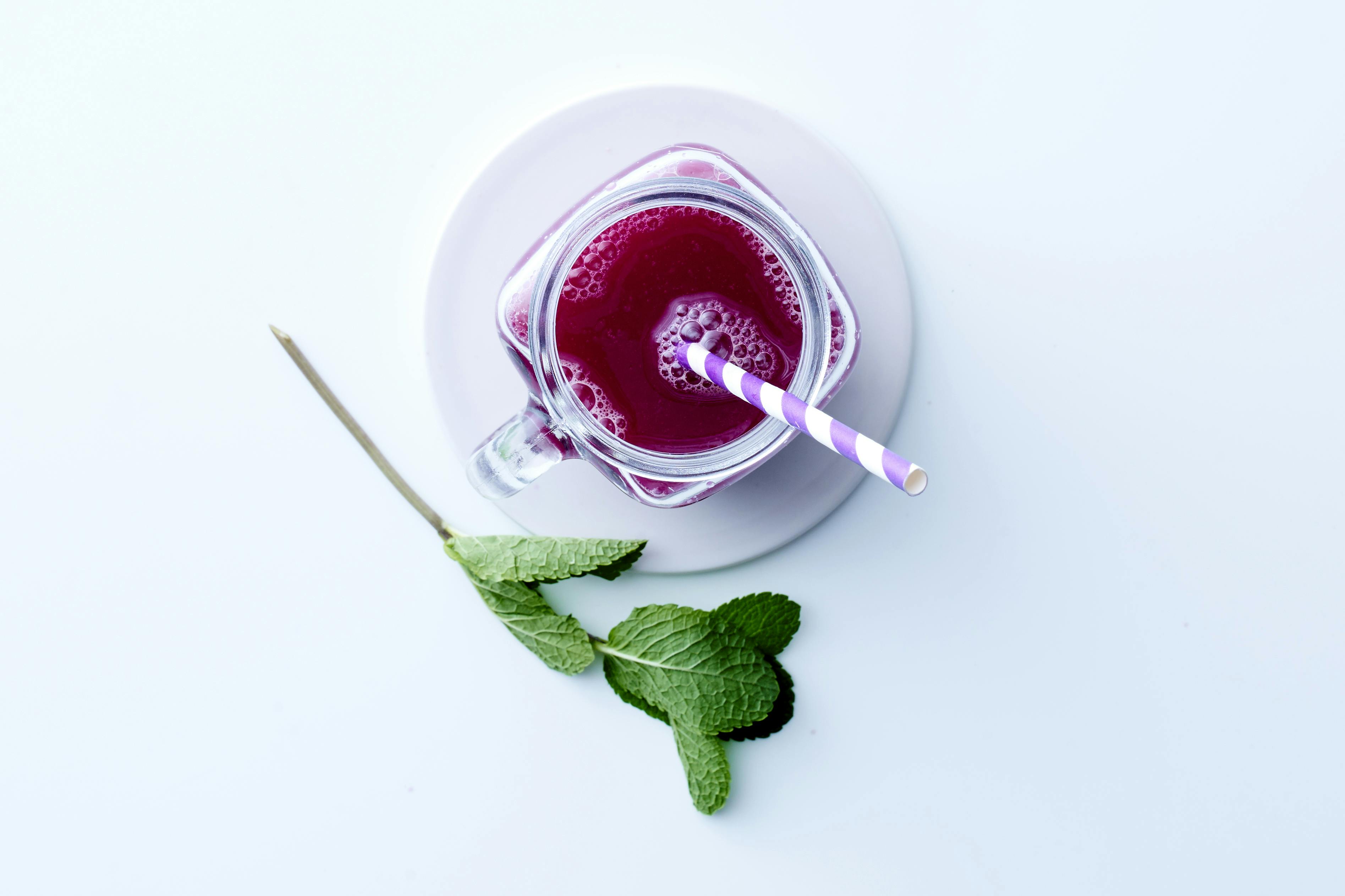 Rödkålsjuice och myntablad.