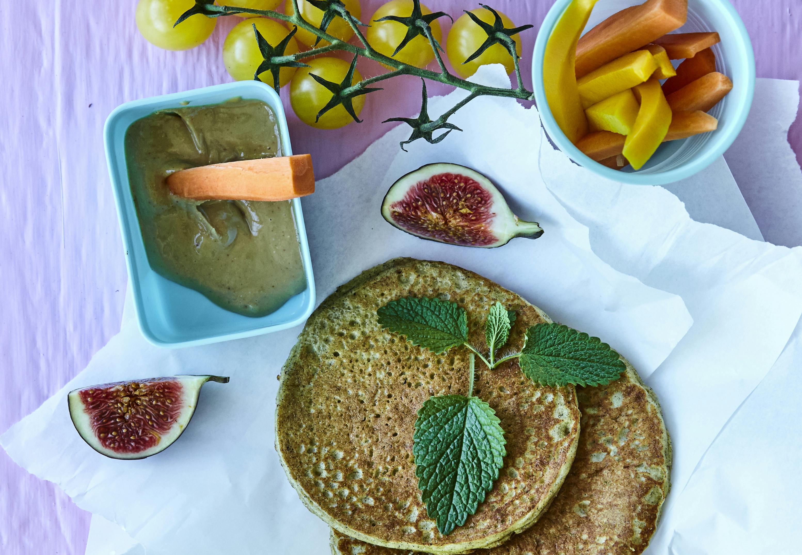 Proteinpannkakor med gröna tillbehör.