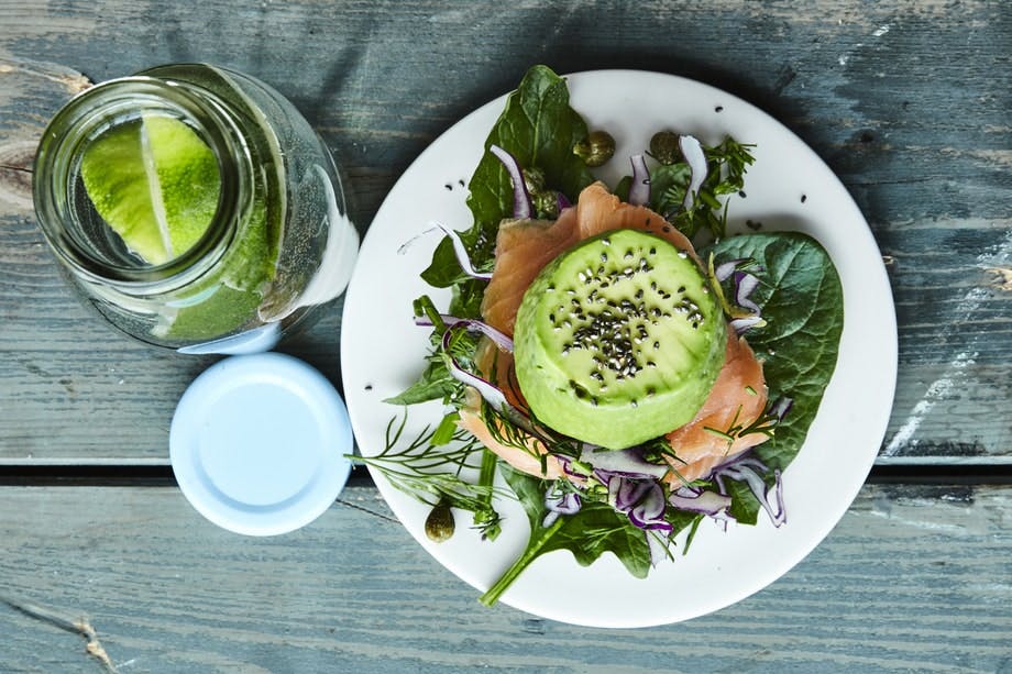 Avokado-kylmäsavulohi-pikkupurilainen eli slider Avokado-kylmäsavulohiburgeri