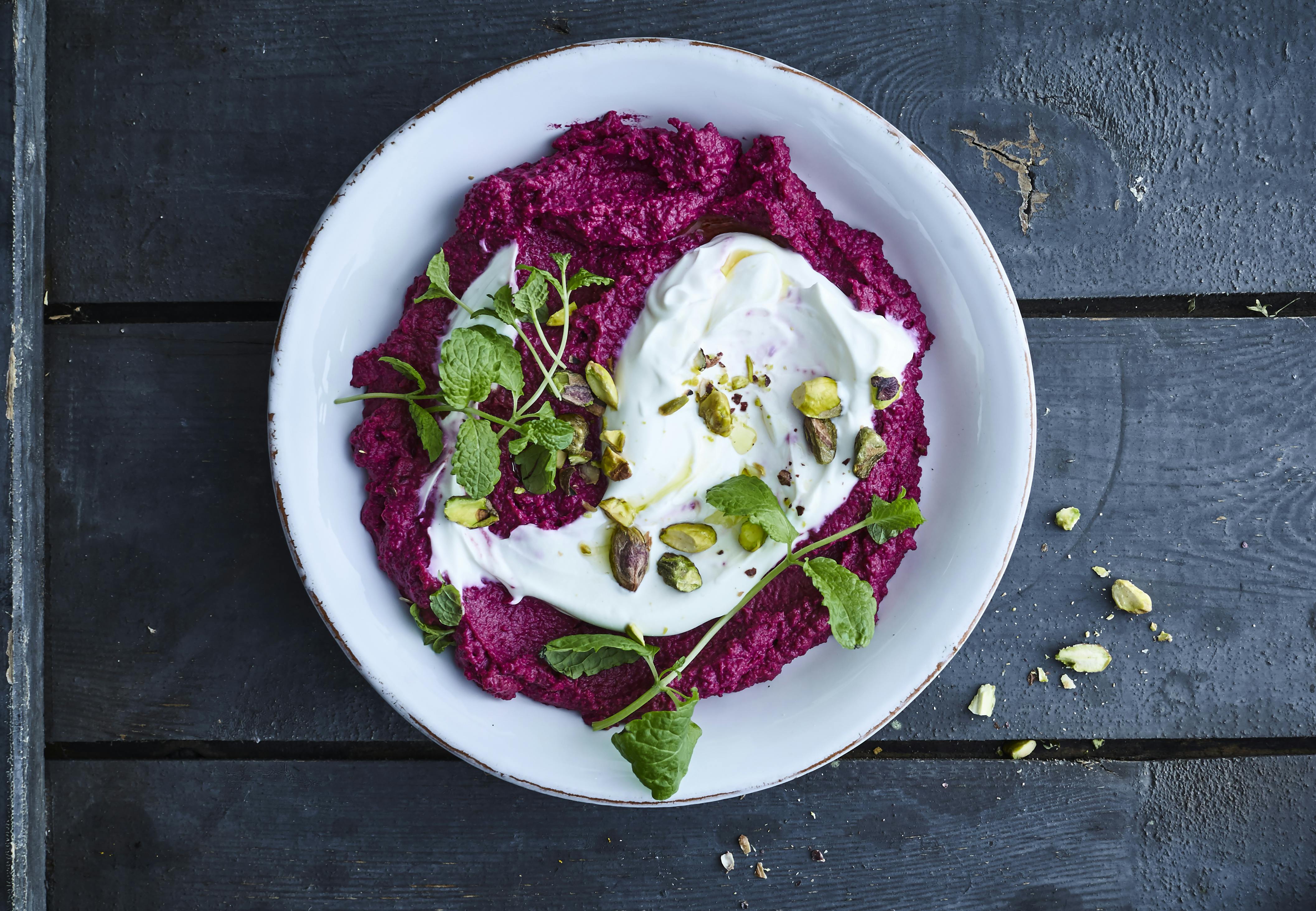 Tallerken med hummus av rødbeter