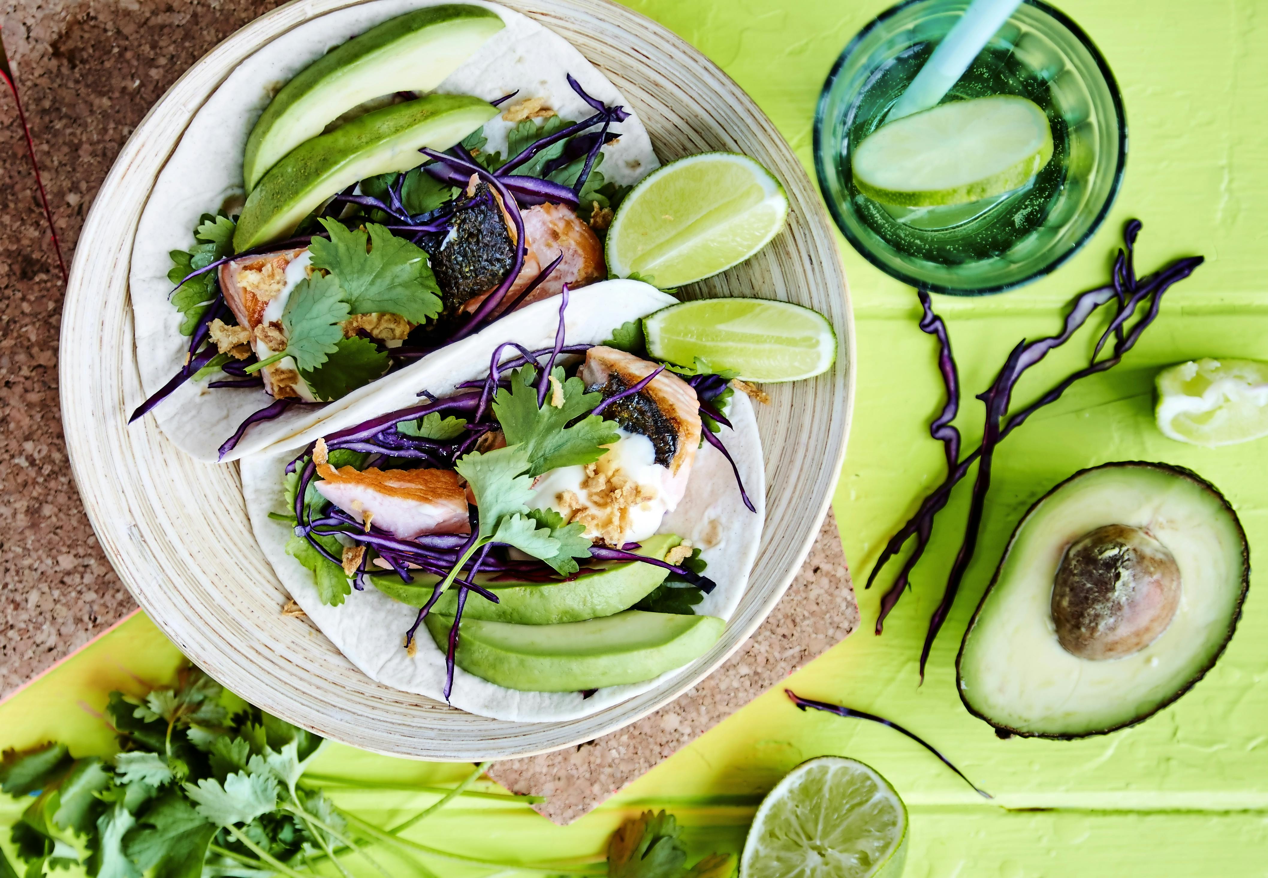 Tallerken med tacos og grønt