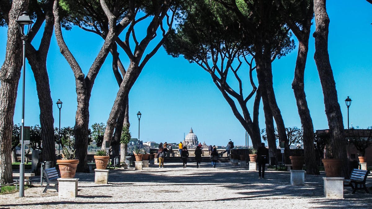 Alle veje fører til Rom – og til Peterskirken. Her udsigten fra parken Villa Borghese. Udsigtspost i Rom