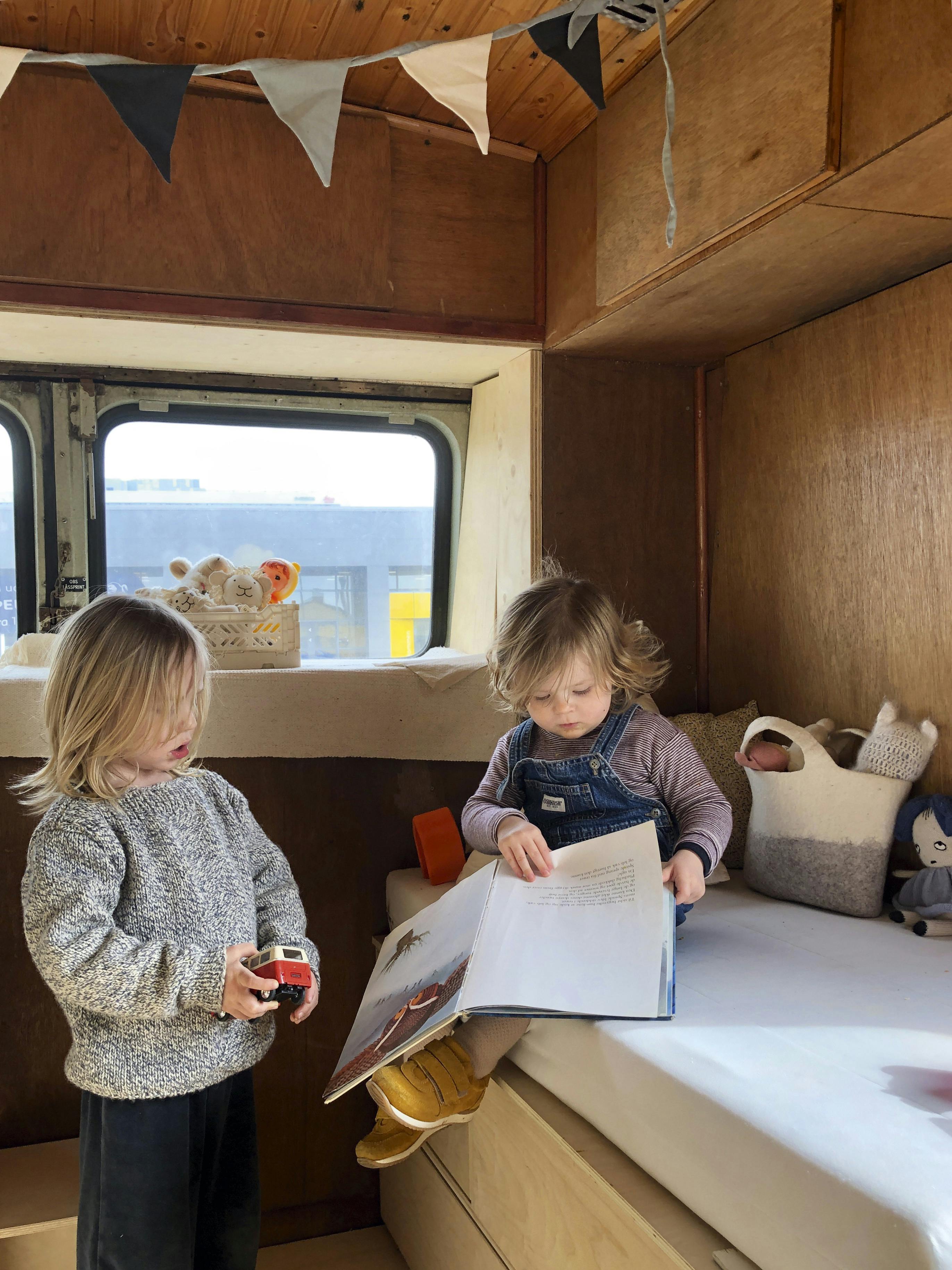 Achterin de bus zijn twee(!) kinderkamers, praktische inbouwladen voor speelgoed en kleren. Achterin de bus zijn twee(!) kinderkamers, praktische inbouwladen voor speelgoed en kleren.