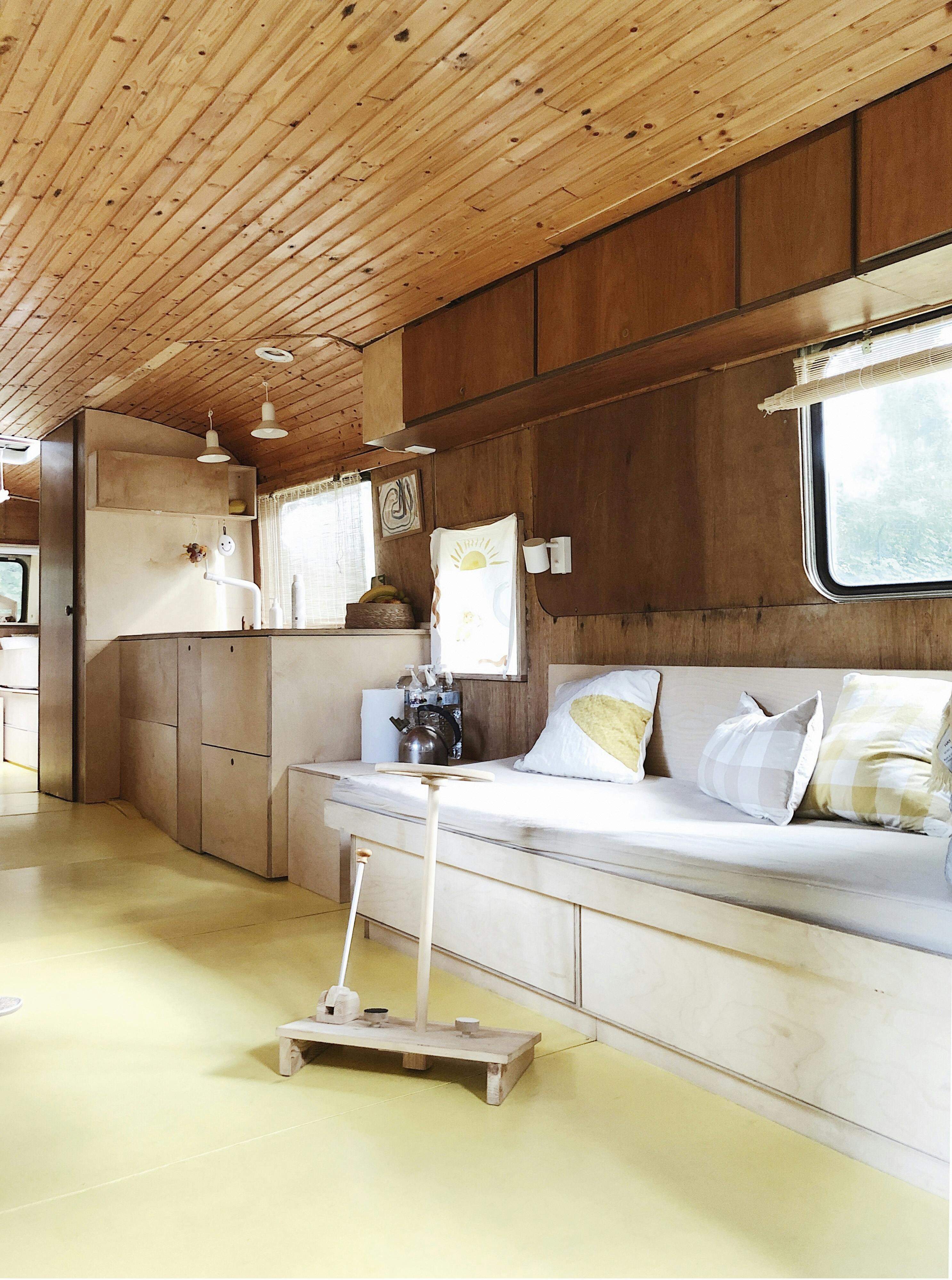 De bank is het echte Zwitserse zakmes van de bus. Overdag is het een 'bijrijdersstoel'... interieur omgebouwde bus legerbus mobilehome