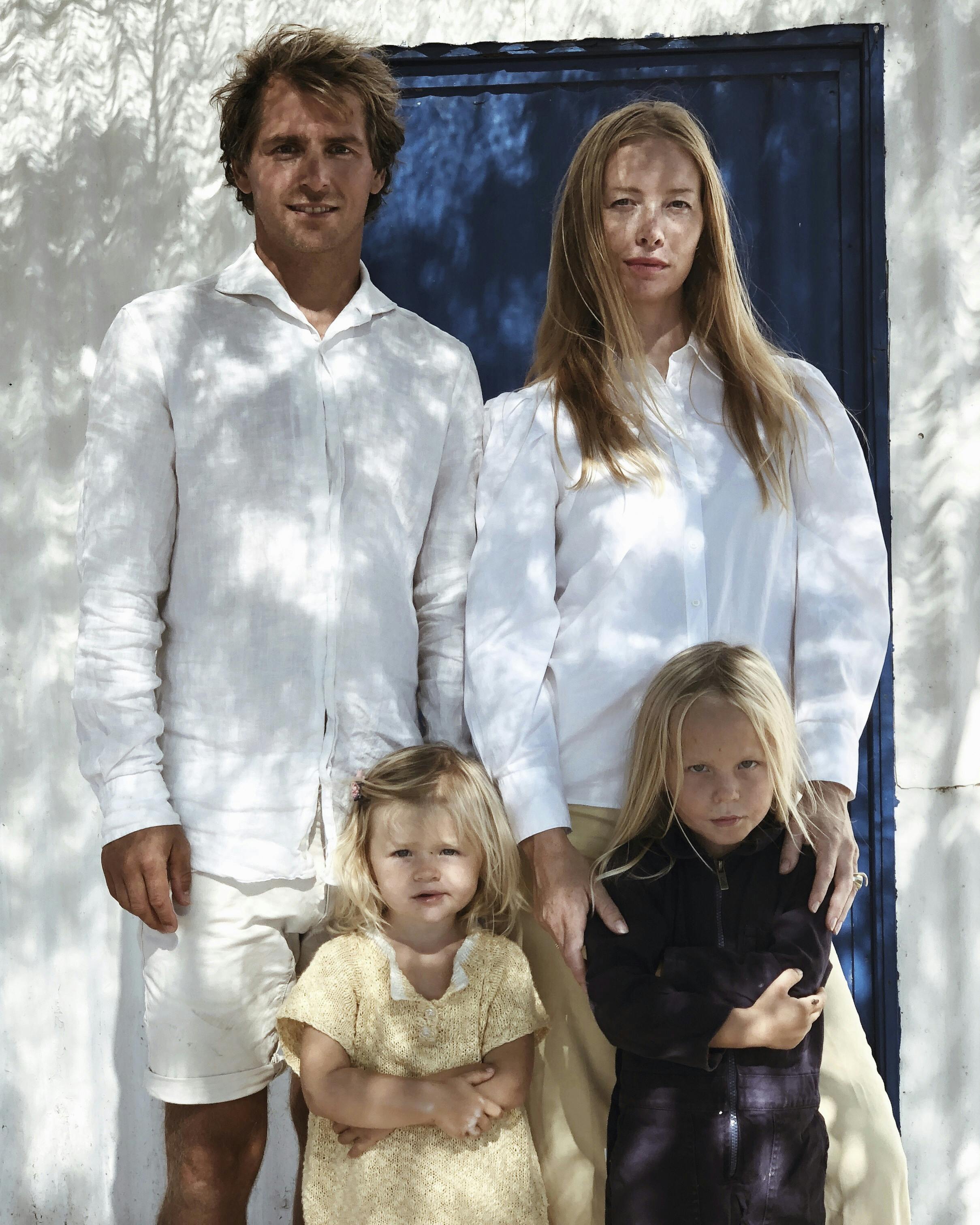 Emile en Josefine Ekstrand, met hun kinderen Leopold (4) en Hilma (2) Josefine Emile Ekstrand gezin in Portugal